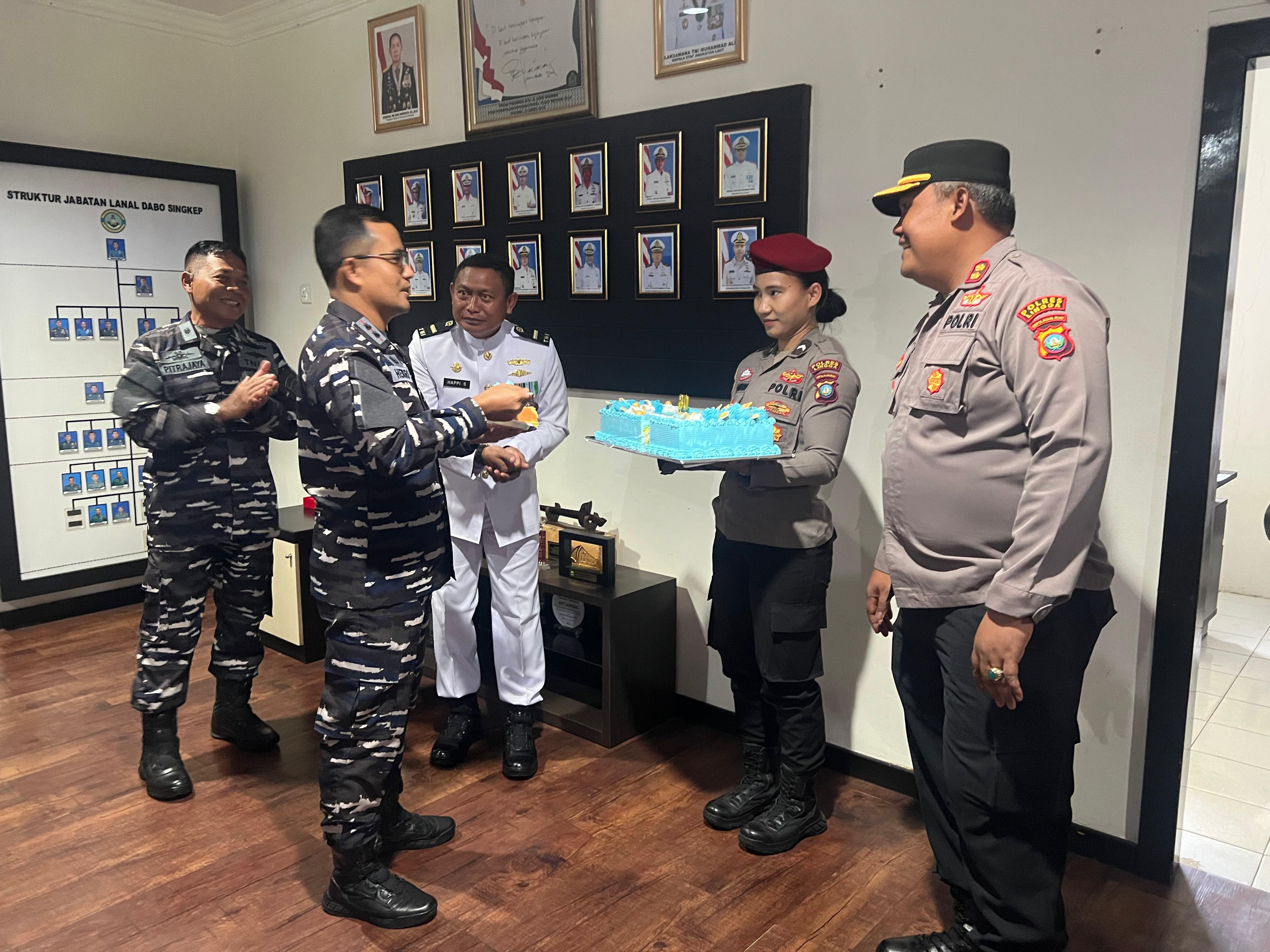 HUT Ke-80 TNI AL, Komandan Lanal Dabo Singkep Terima Kunjungan Kapolres Lingga dan Kepala Imigrasi Dabo Singkep