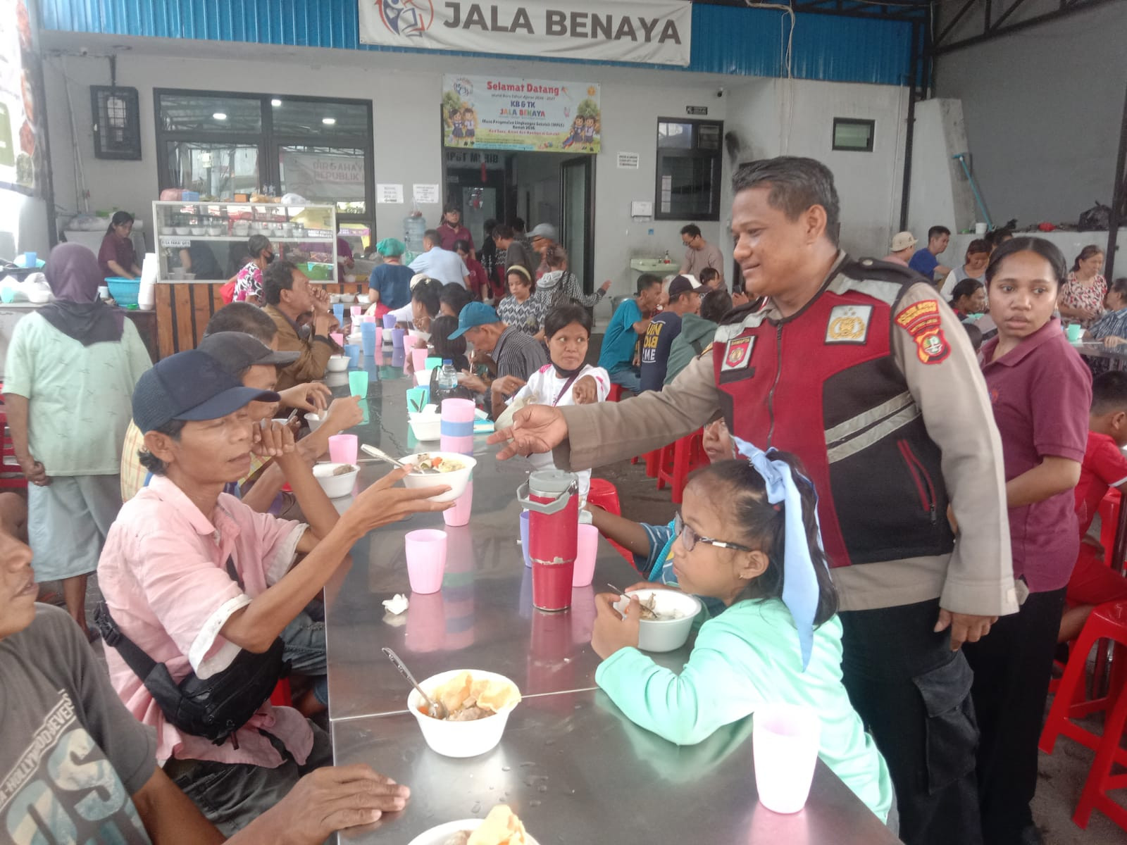 Jumat Peduli, Polsek Metro Penjaringan Bagikan Makanan Gratis untuk Warga