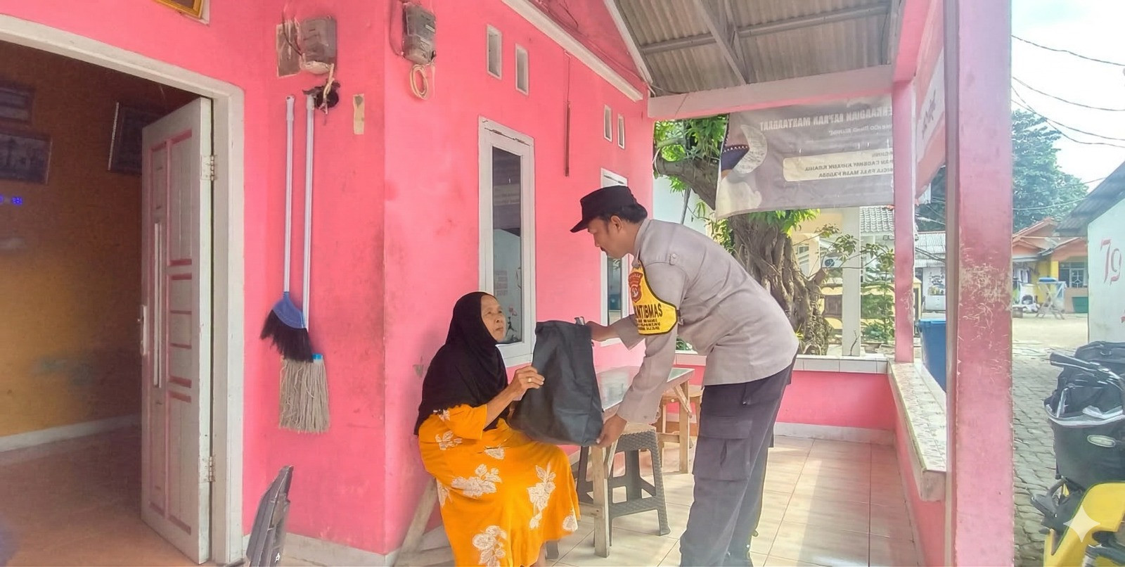 Ramadhan Peduli, Bhabinkamtibmas Pulau Sabira Salurkan Bantuan Sembako dan Santunan kepada Lansia Dhuafa