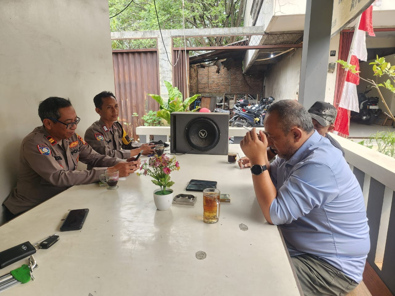 Polsek Bekasi Barat Sambangi Ketua RT dan Tokoh Masyarakat Bintarajaya, Ajak Warga Jaga Kamtibmas