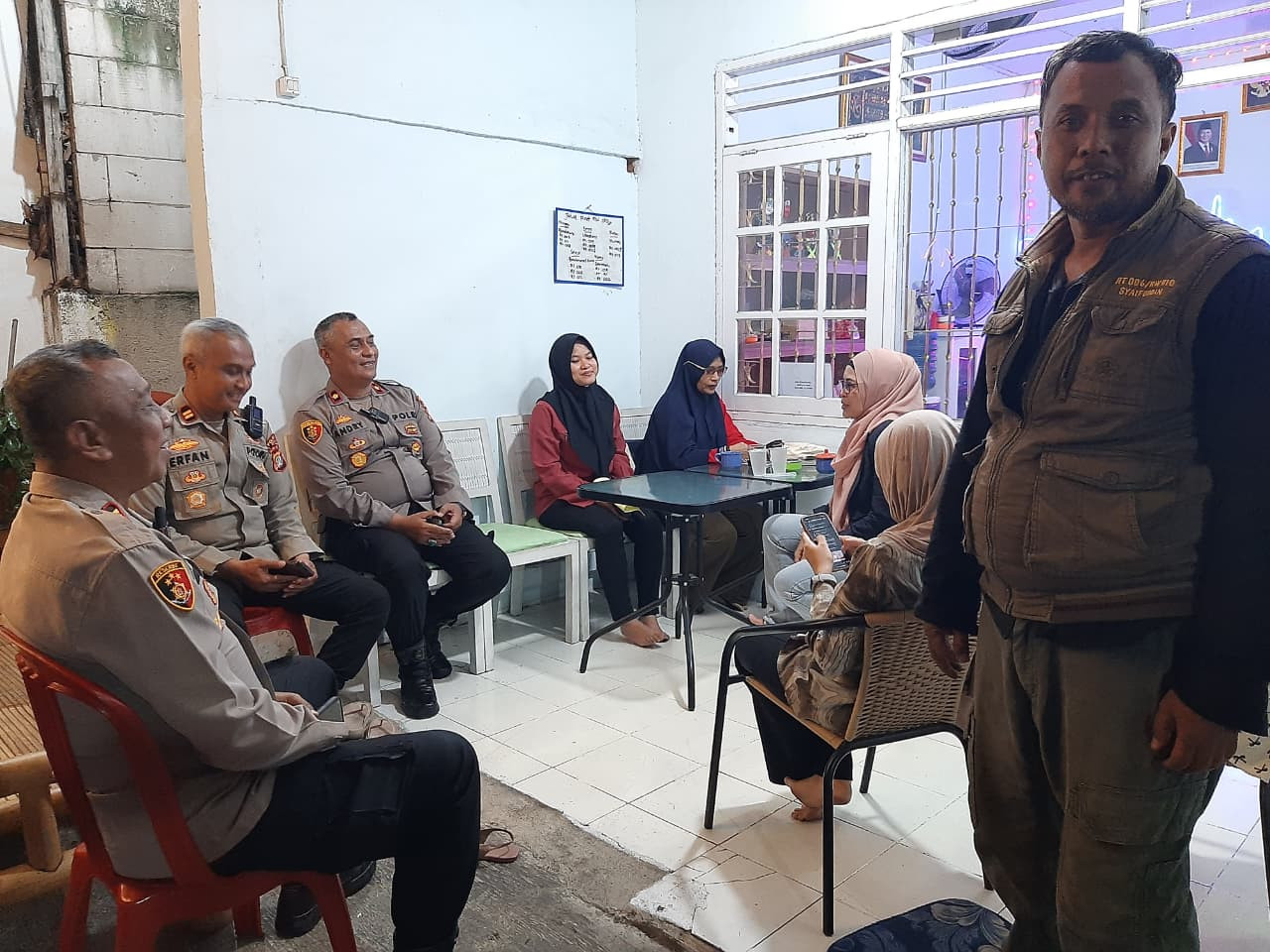 Kapolsek Koja Sambangi Pos Satkamling RW 10, Ajak Warga Aktif Jaga Keamanan Lingkungan