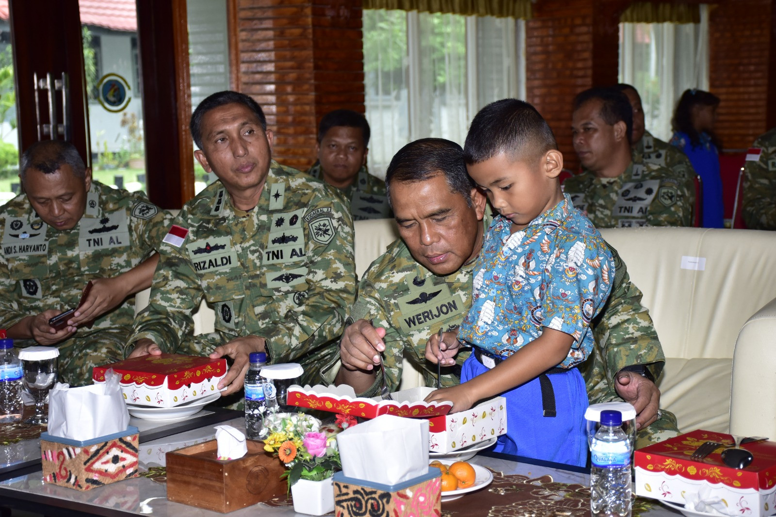 Momen Haru, Dankodaeral X Makan Satu Piring Berdua Denga Siswa TK Hangtuah Jayapura
