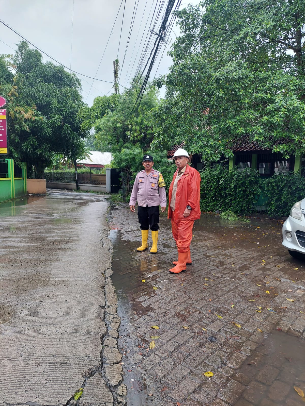 Antisipasi Dampak Cuaca, Bhabinkamtibmas Polsek Bekasi Utara Pastau Kondisi Air di Kampung Teluk Buyung