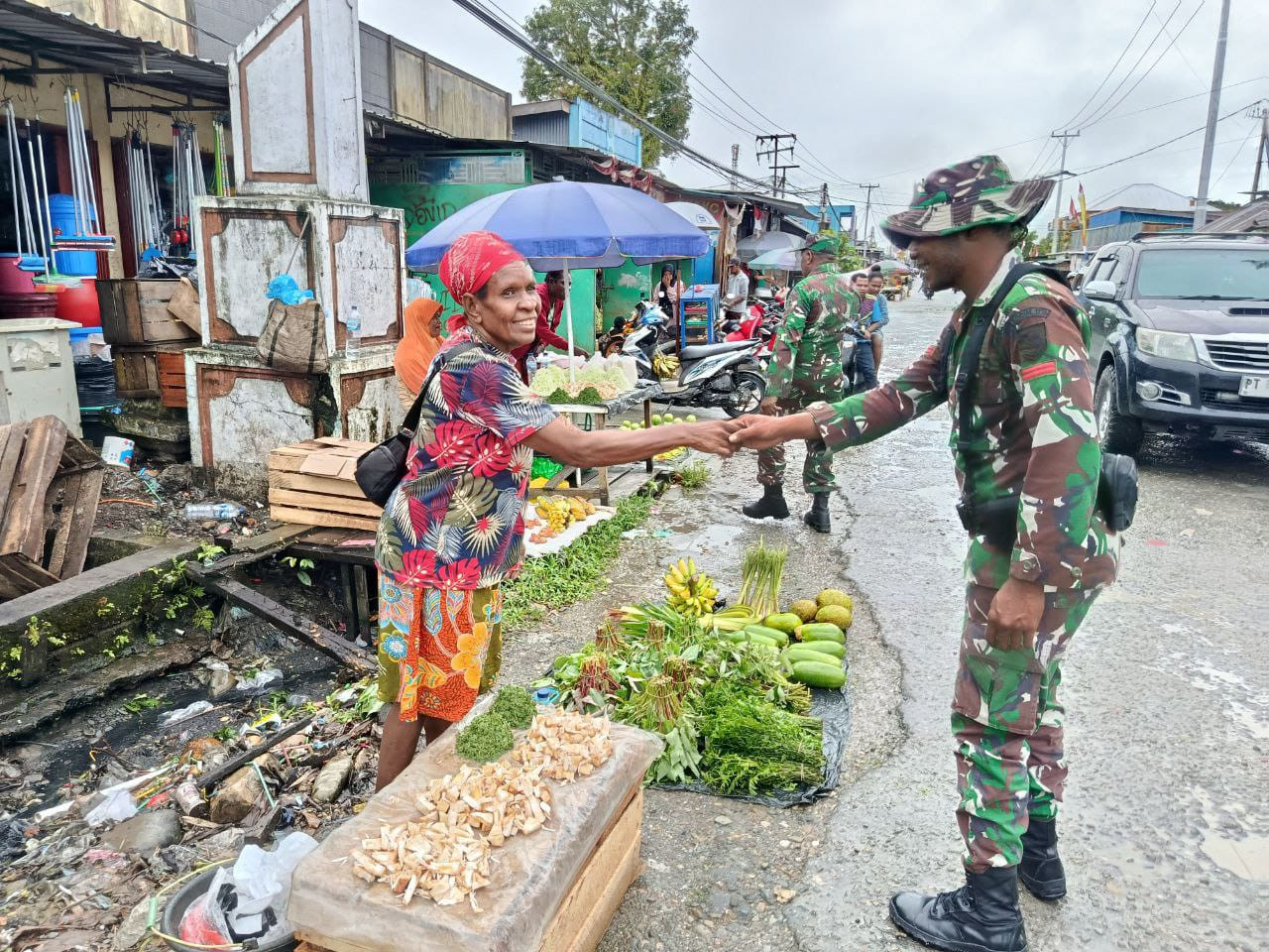 Ciptakan Situasi Kondusif Di Tengah-Tengah Warga, Kodim 1710/Mimika Bersama Komponen Pendukung Terus Menggelar Patroli Humanis Jelang HUT Ke-80 TNI