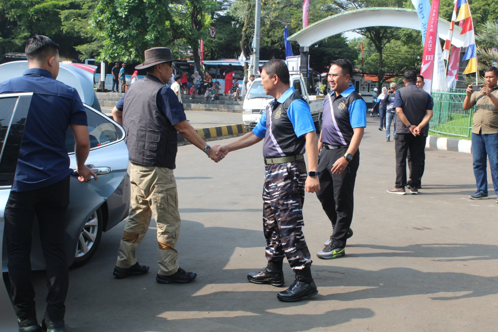Komandan Lanal Bandung Dampingi Kasal Gelar Pengobatan Gratis dan Makan Bergizi Gratis Dalam Rangka Bakti Sosial TNI AL Kepada Masyarakat Sukabumi