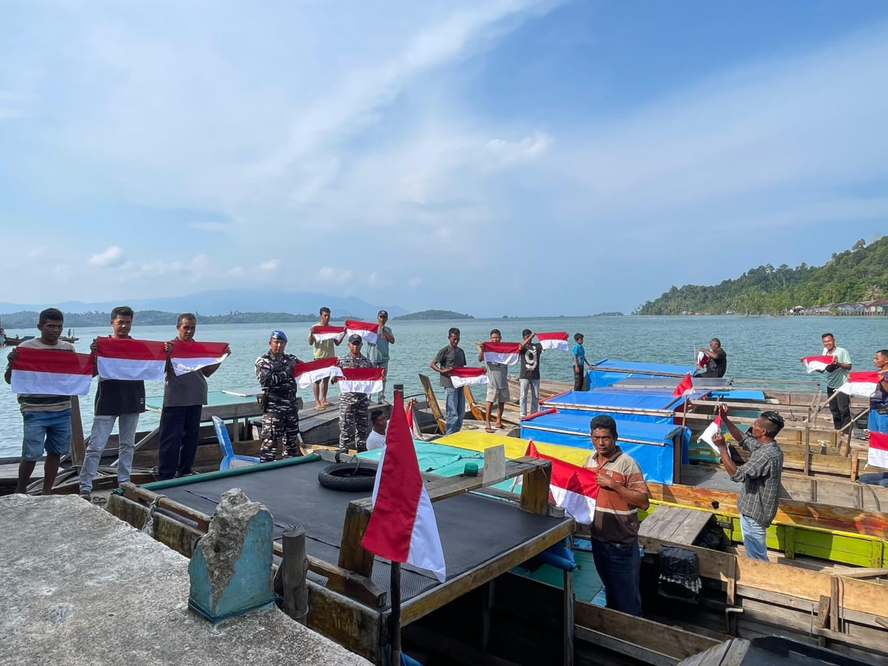 Gerakan Semangat Nasionalisme, Komandan Pos TNI AL Penuba Turun Langsung Serahkan Bendera Merah Putih Kepada Nelayan