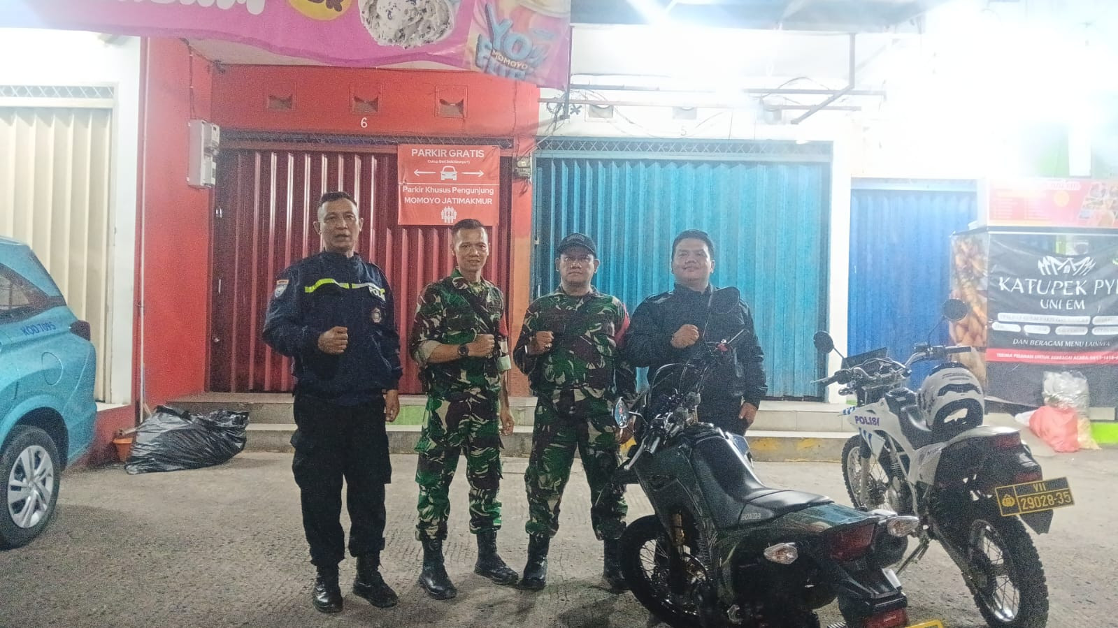 Jamin Keamanan Dini Hari, Bhabinkamtibmas Pondok Gede Gelar Patroli Gabungan di Titik Rawan Kejahatan