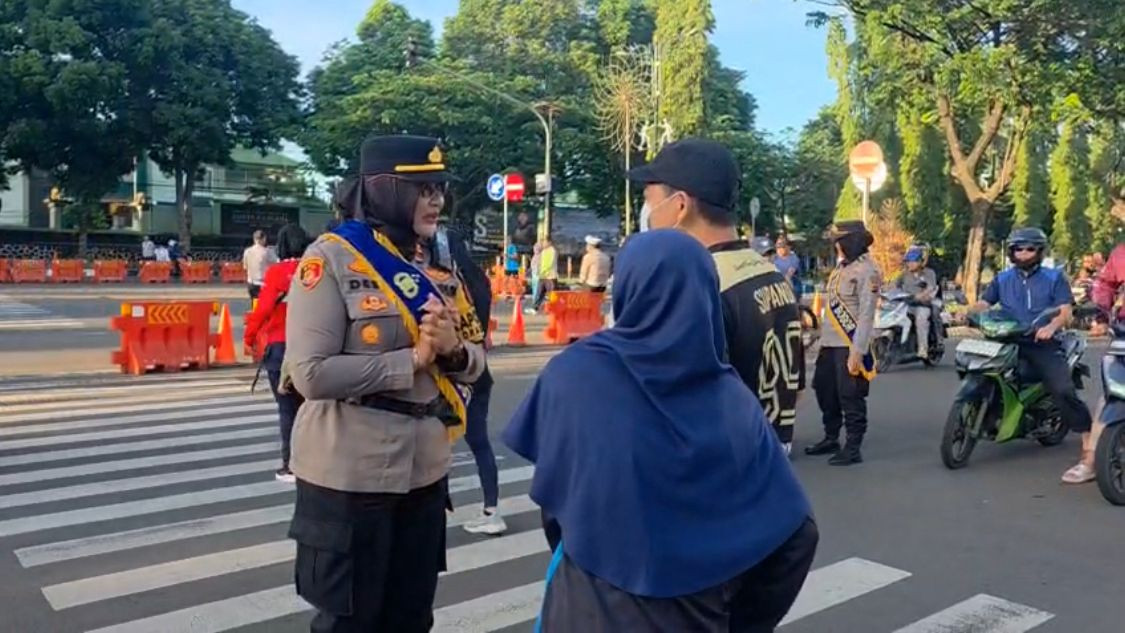 Dukung Patroli Mojang Lodaya Kapolda Jabar, Polwan Polres Bogor Sapa Warga Saat Uji Coba Car Free Day di Jalan Tegar Beriman
