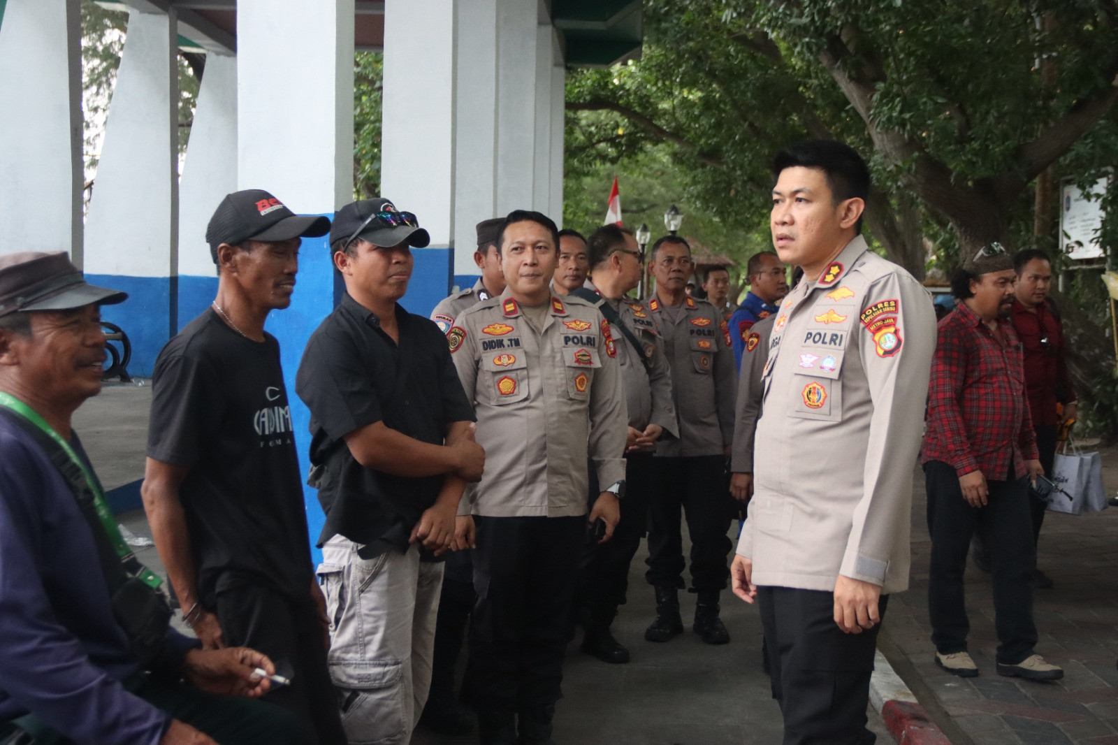 Kapolres Kepulauan Seribu Sambangi Nelayan & Pengemudi Bentor di Pulau Tidung, Titip Pesan Jaga Jakarta
