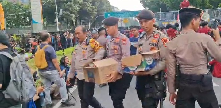 Polisi Bagikan Roti dan Air Mineral untuk Massa Aksi Mahasiswa BEM UBK di Silang Selatan