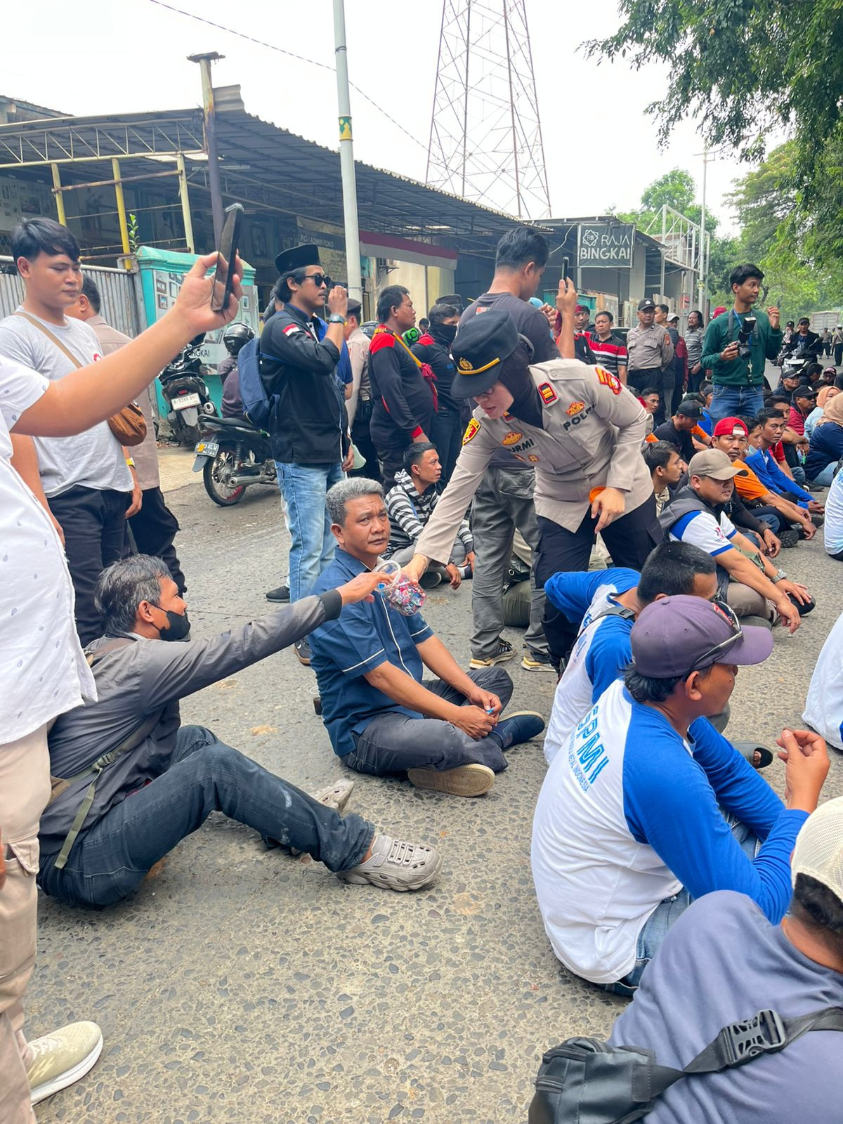 Polres Metro Jakarta Utara Bagikan Permen dan Air Mineral kepada Massa Aksi di Kelapa Gading