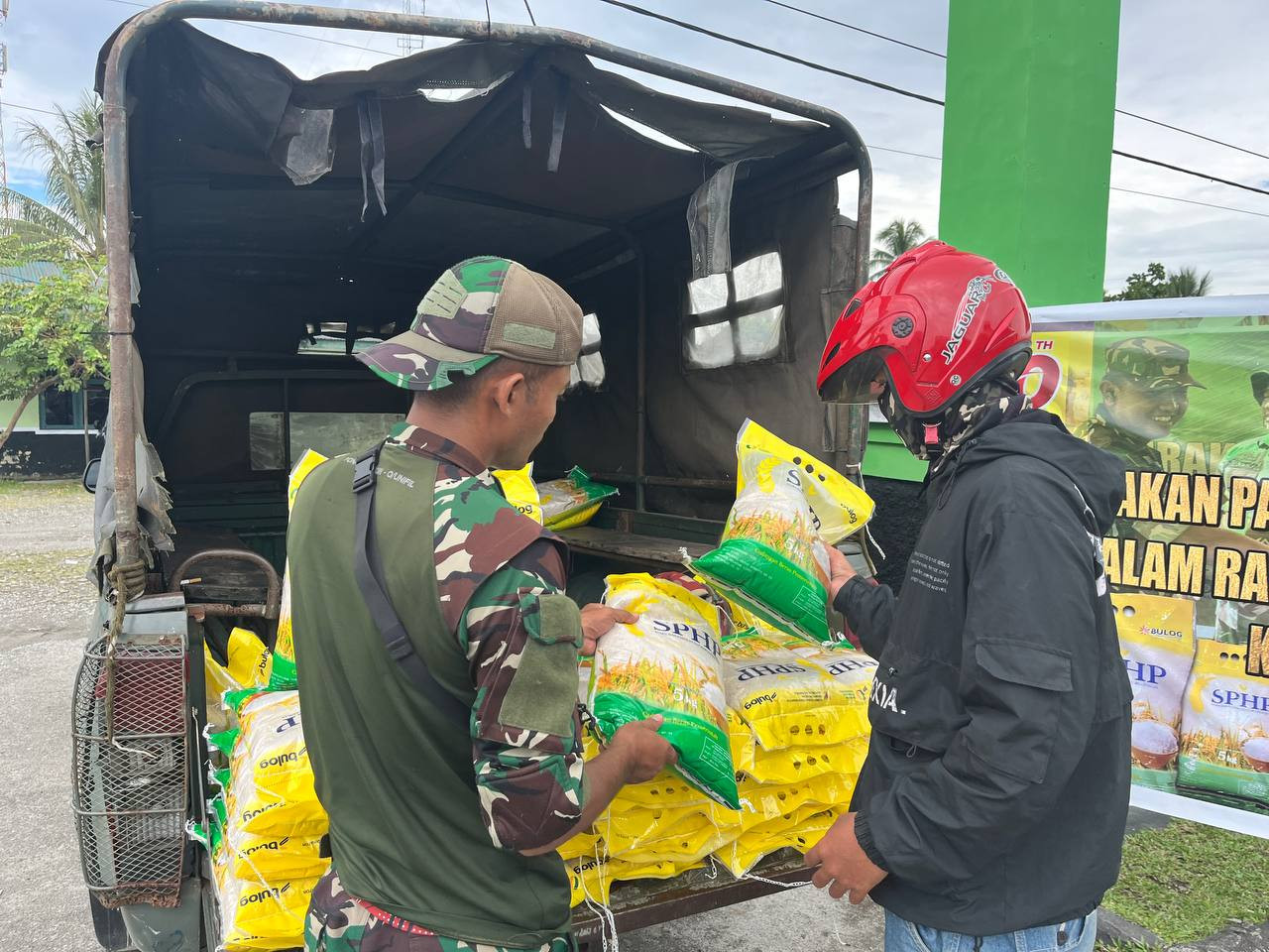 Dukung Program Gerakan Pangan Murah, Kodim 1710/Mimika Jual Beras SPHP di Timika