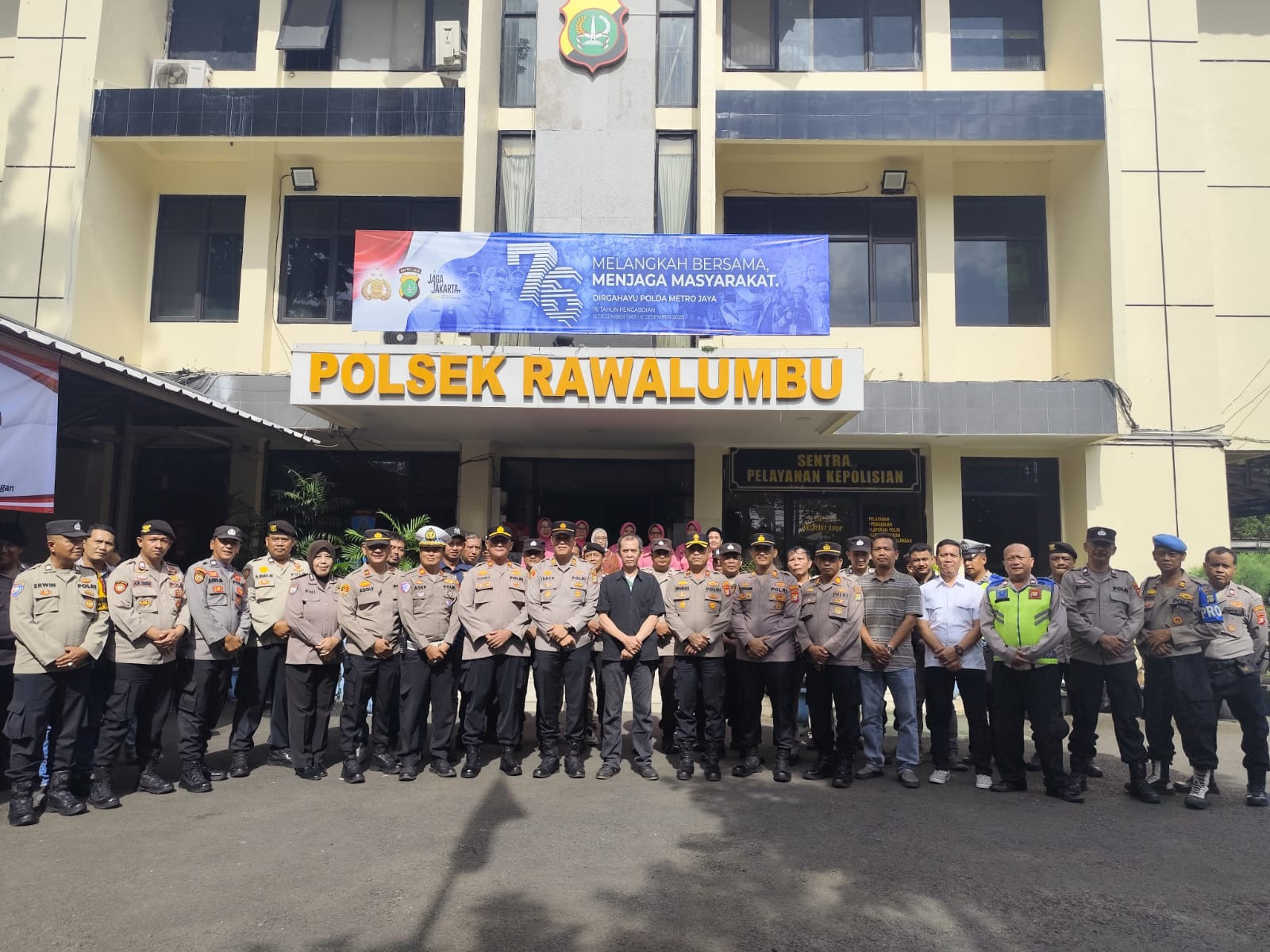 Polsek Rawa Lumbu Gelar Apel Pagi dan Pelepasan Purna Tugas Dua Anggota