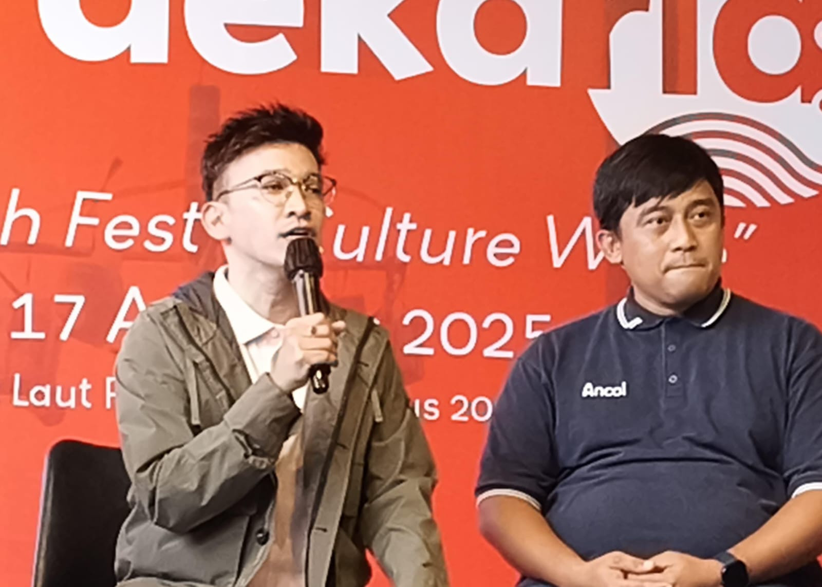 Spesial HUT RI, Ruben Onsu Kibarkan Sang Merah Putih di Kolam Hiu Ancol