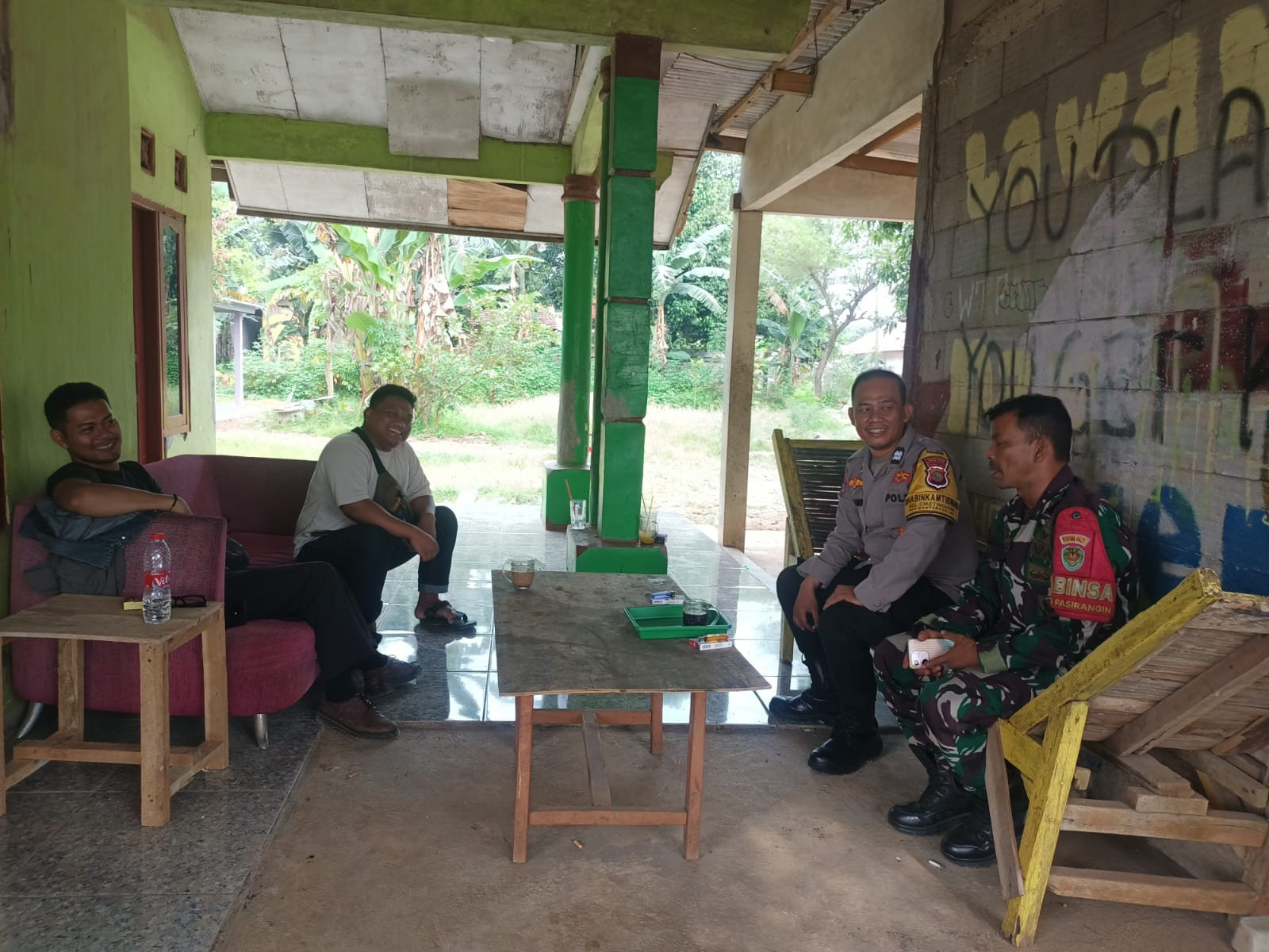 Jaga Kondusifitas, Bhabinkamtibmas dan Babinsa di Bantargebang Sambangi Warga