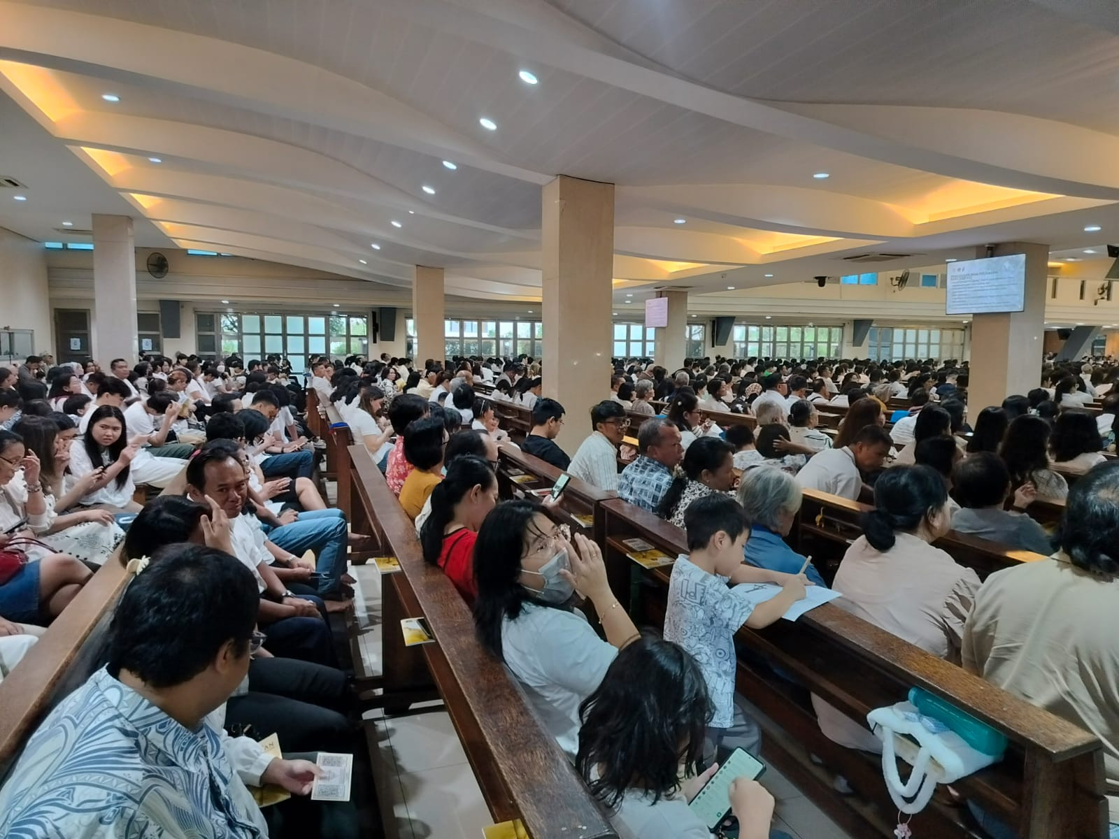 Polsek Jatisampurna Amankan Perayaan Misa Kamis Putih di Gereja Stanislaus Kostka, Berjalan Aman dan Kondusif