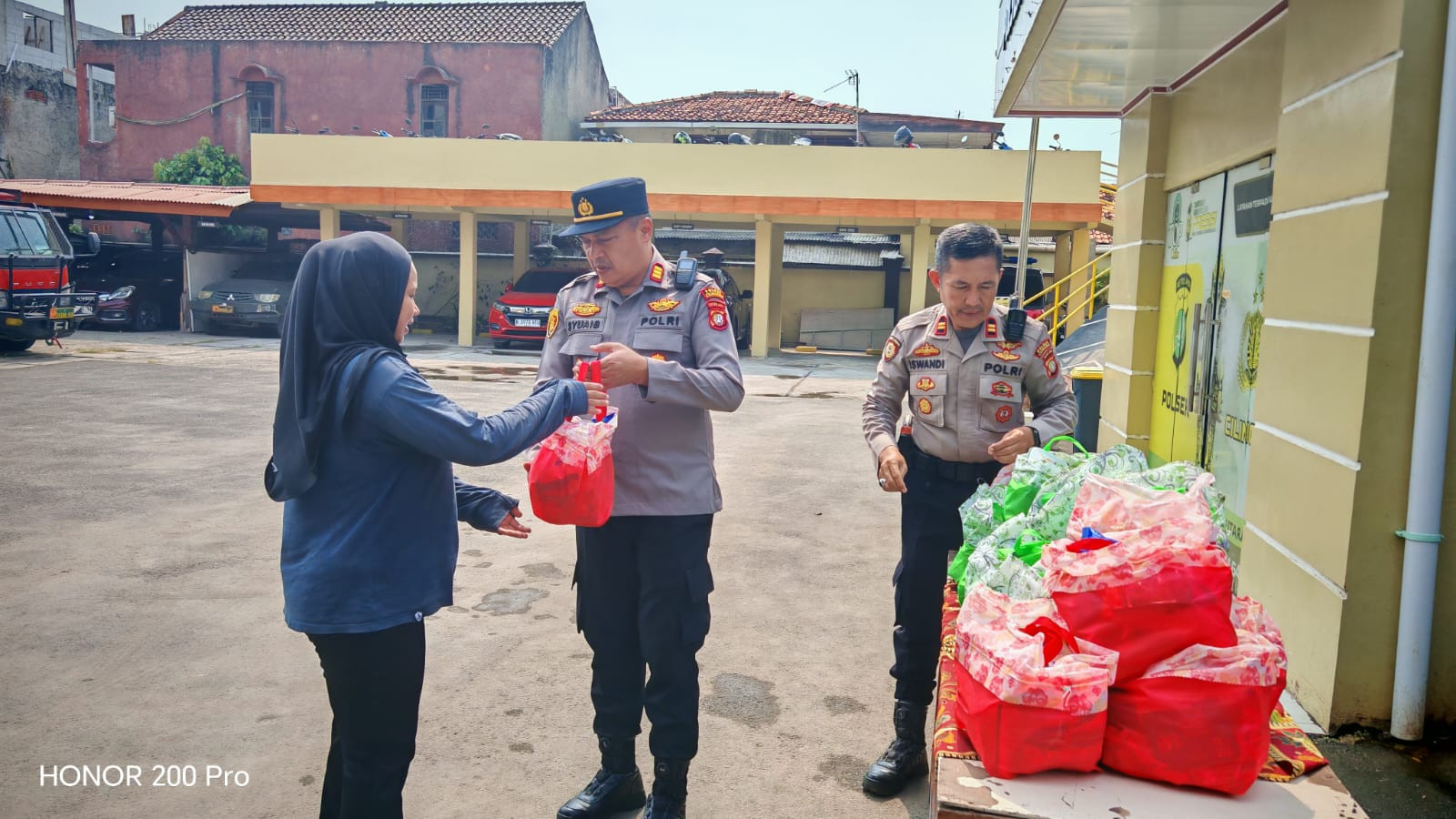 Jumat Peduli, Polsek Cilincing Bagikan 40 Paket Sembako untuk Warga yang Membutuhkan