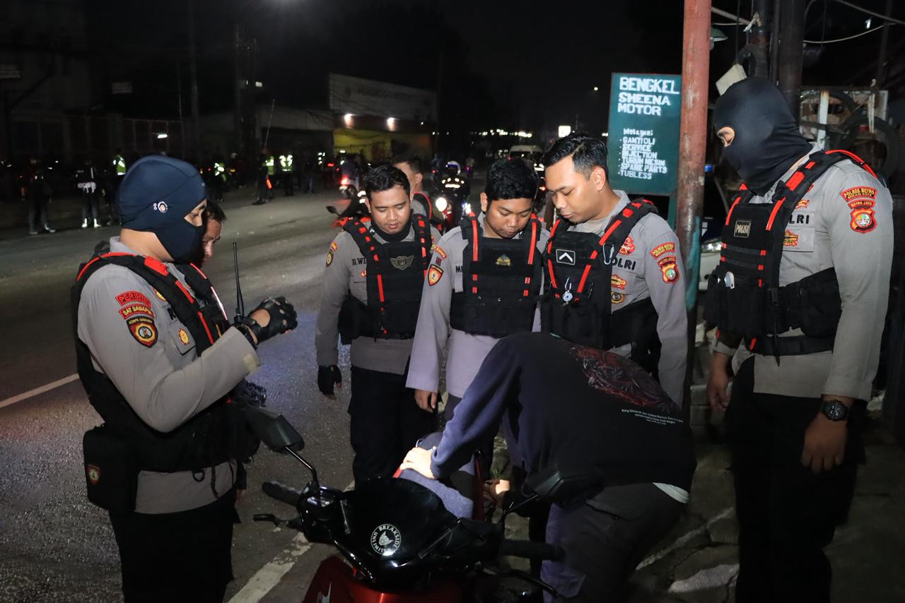 Kapolres Bekasi Kota Pimpin OKJ di Sasak, Dua Pengedar dan 2.900 Obat Keras Diamankan