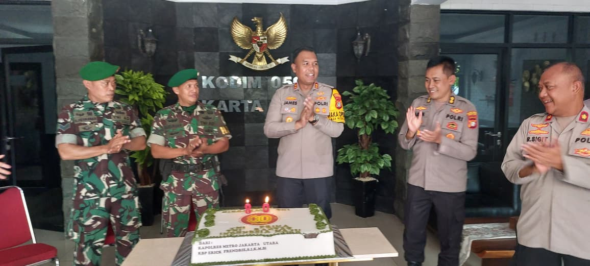 Polres Metro Jakarta Utara Berikan Surprise Party HUT TNI ke-80 di Makodim 0502/JU