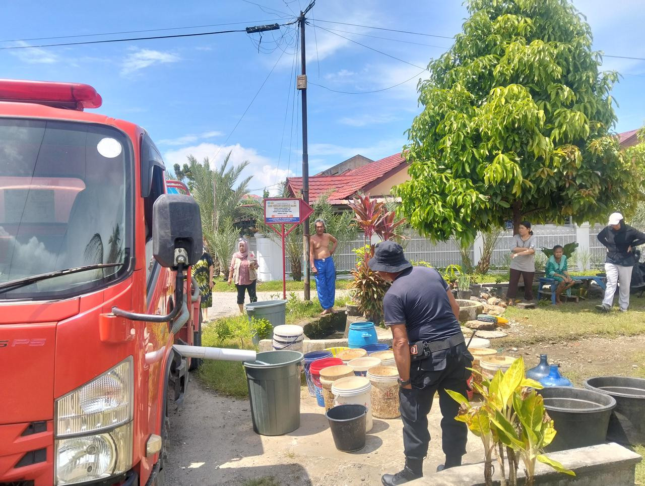 Polri dan BPBD Kota Padang Salurkan Air Bersih ke Lokasi Terdampak, Pastikan Kebutuhan Warga Terpenuhi