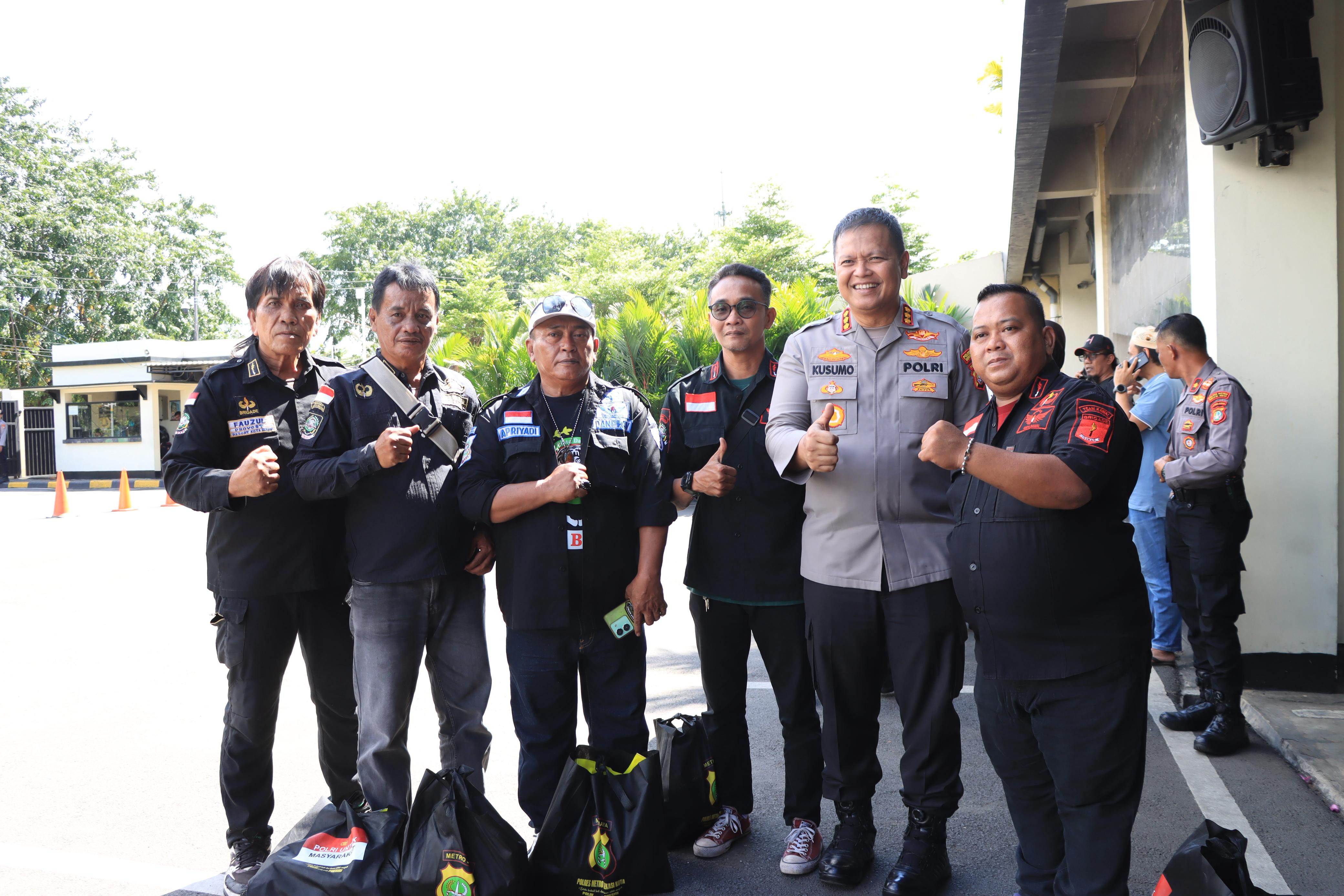 Pererat Silaturahmi, Kapolres Metro Bekasi Kota Pimpin Kegiatan Jumat Berkah Bagi Sembako Kepada Potensi Masyarakat