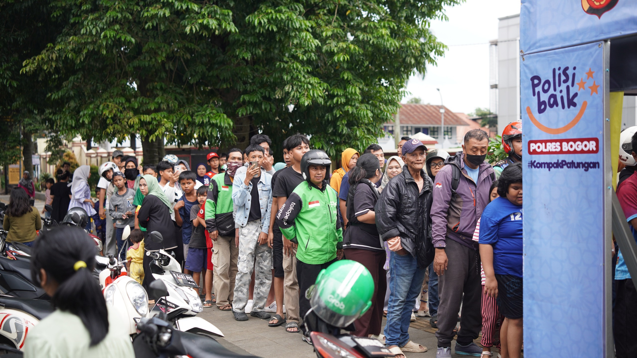 Polres Bogor Bagikan Takjil dan Makan Gratis untuk Masyarakat di Depan Mako