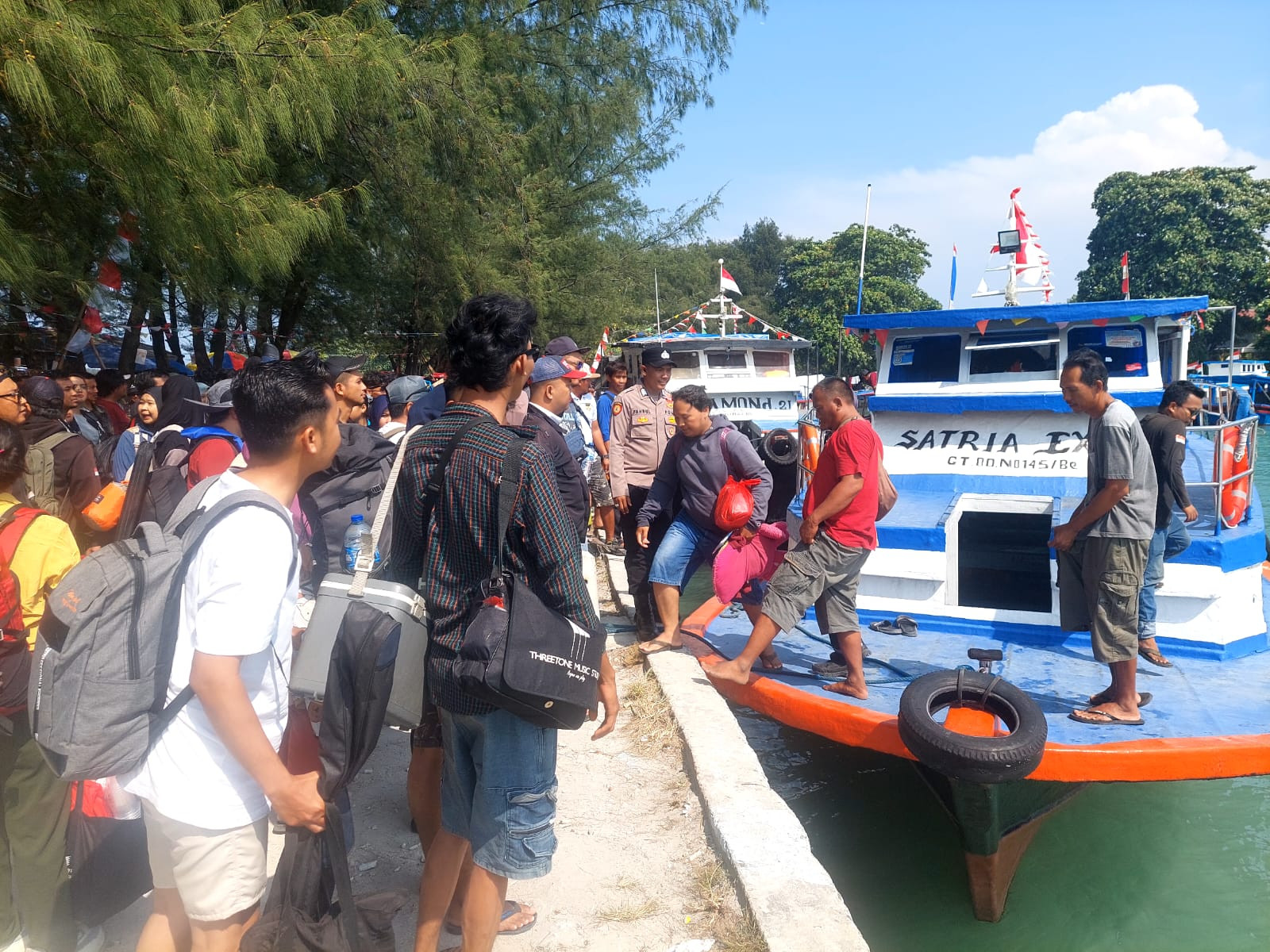 Polisi Humanis Polsek Kepulauan Seribu Selatan Amankan Dermaga, Cegah Peredaran Narkoba dan Miras