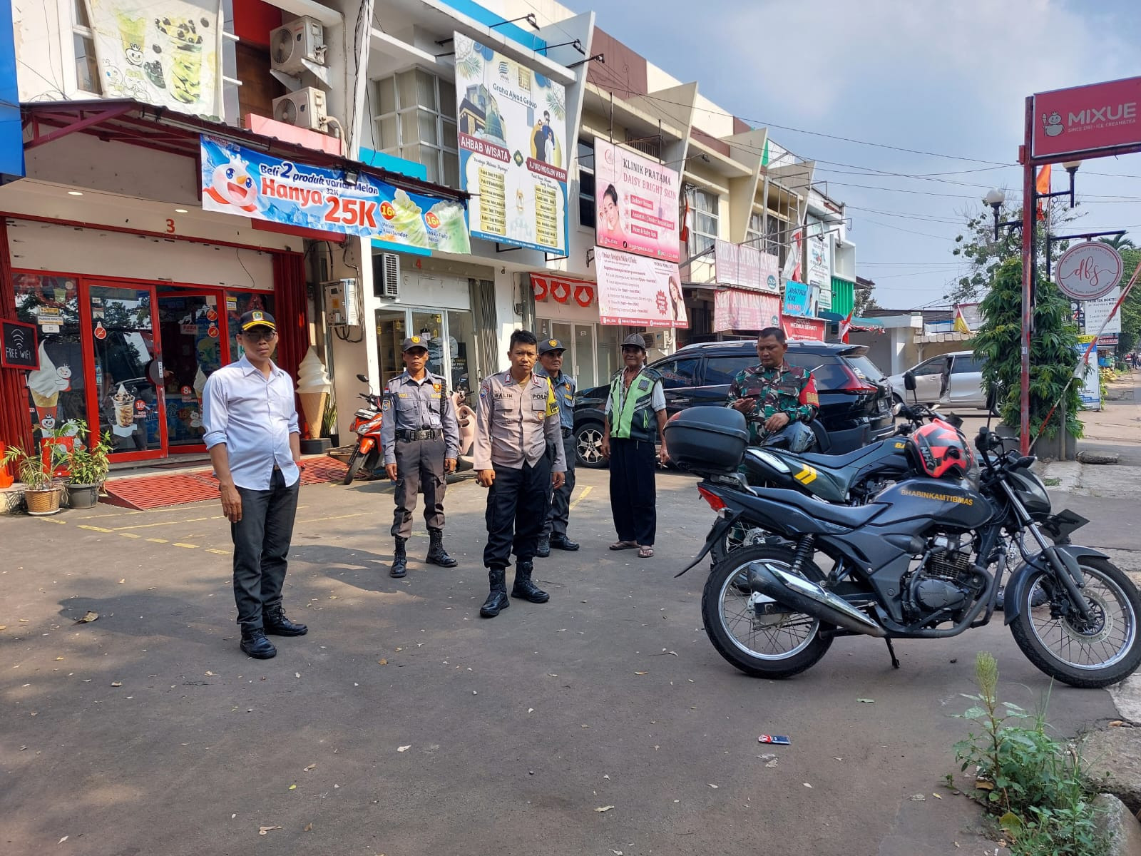 Tingkatkan Keamanan Lingkungan, Tiga Pilar Jatimurni Gelar Patroli Bersama