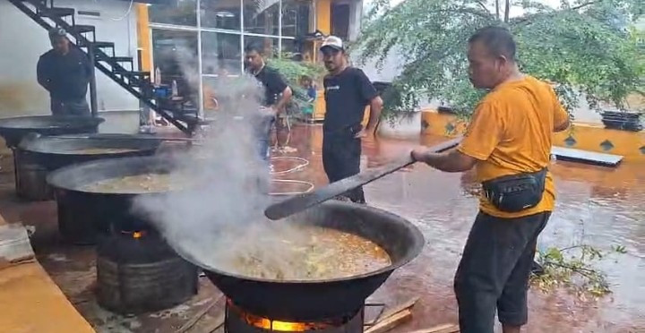 PWI Aceh dan PT Wajib Usaha Mix Masak 10 Kuali Kuah Beulangong untuk Korban Banjir Aceh Tamiang