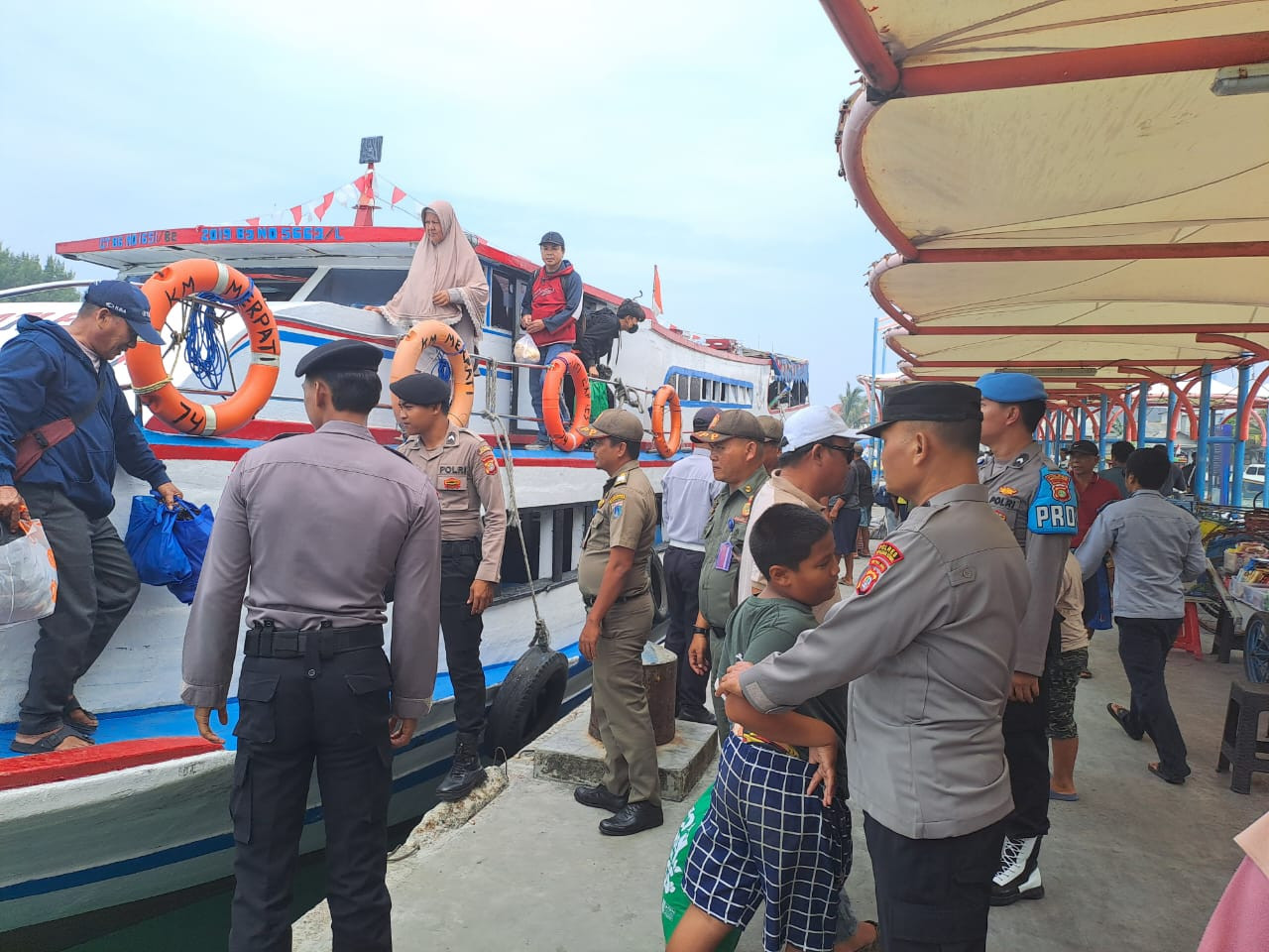 Polisi Humanis Polsek Kepulauan Seribu Utara Bantu Penumpang Turun Kapal, Pastikan Dermaga Aman dan Nyaman