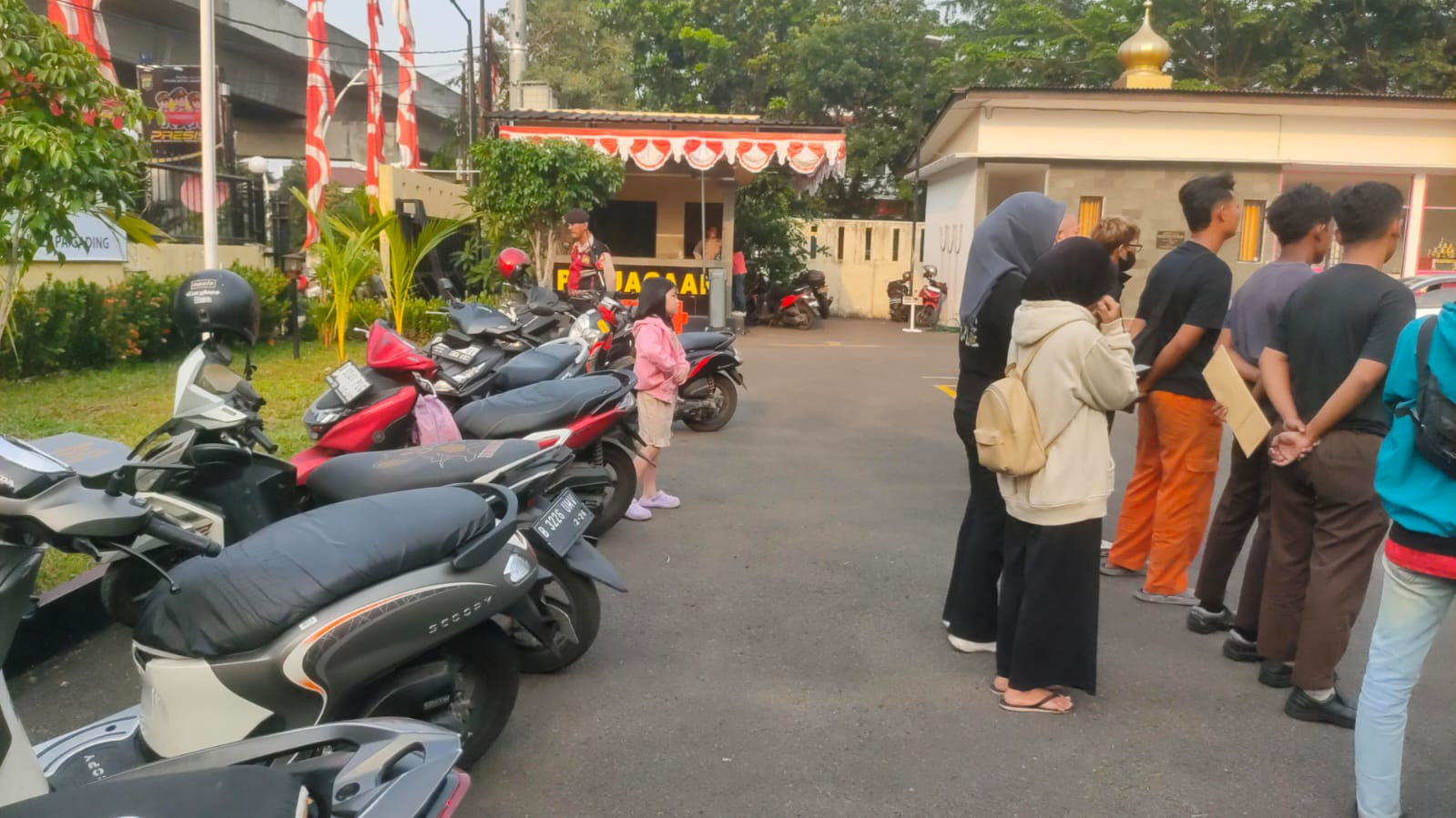 Polisi di Kelapa Gading Gelar Edukasi dan Penindakan Bagi Pengendara Motor Tak Pakai Helm