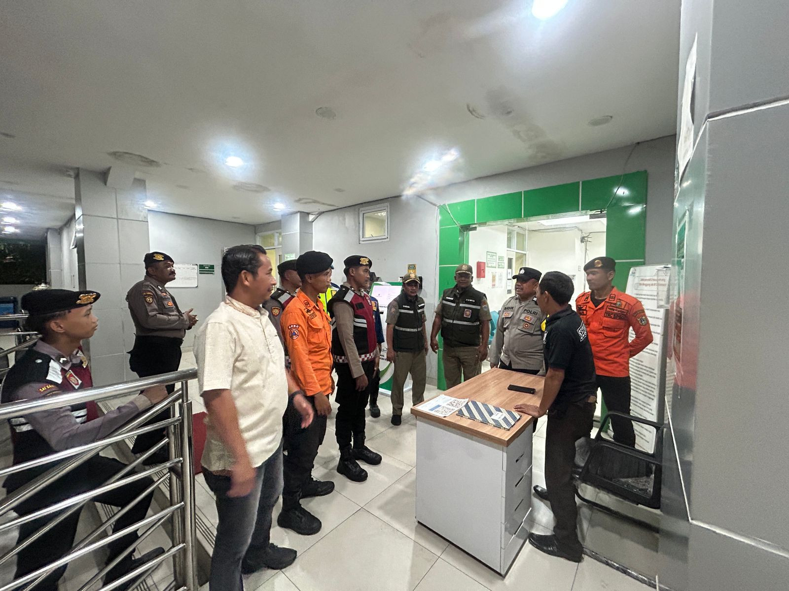 Patroli Malam Gabungan, Polsek Kepulauan Seribu Utara Gencarkan Siskamling dan Sosialisasi Layanan 110