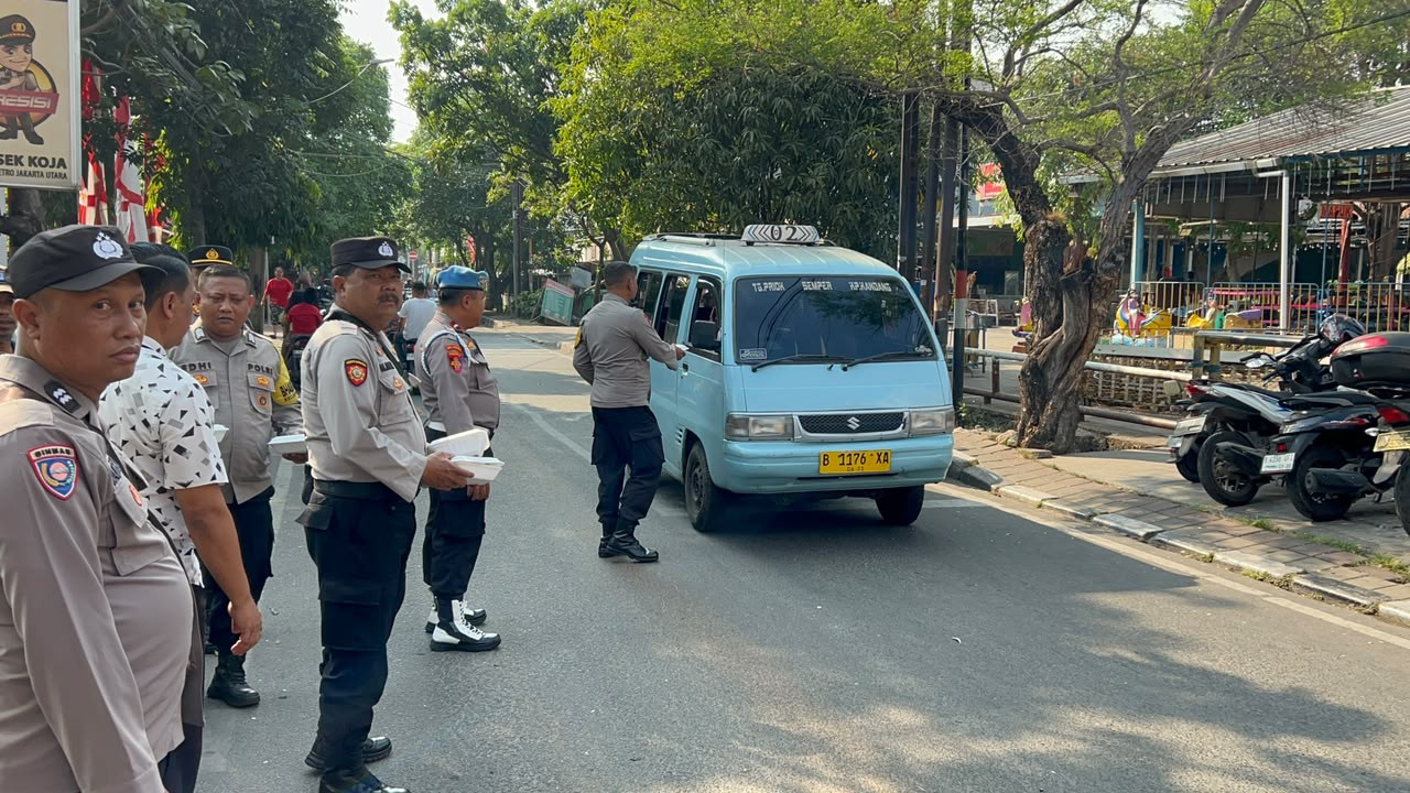 Jumat Peduli, Polsek Koja Bagikan 50 Nasi Box untuk Warga