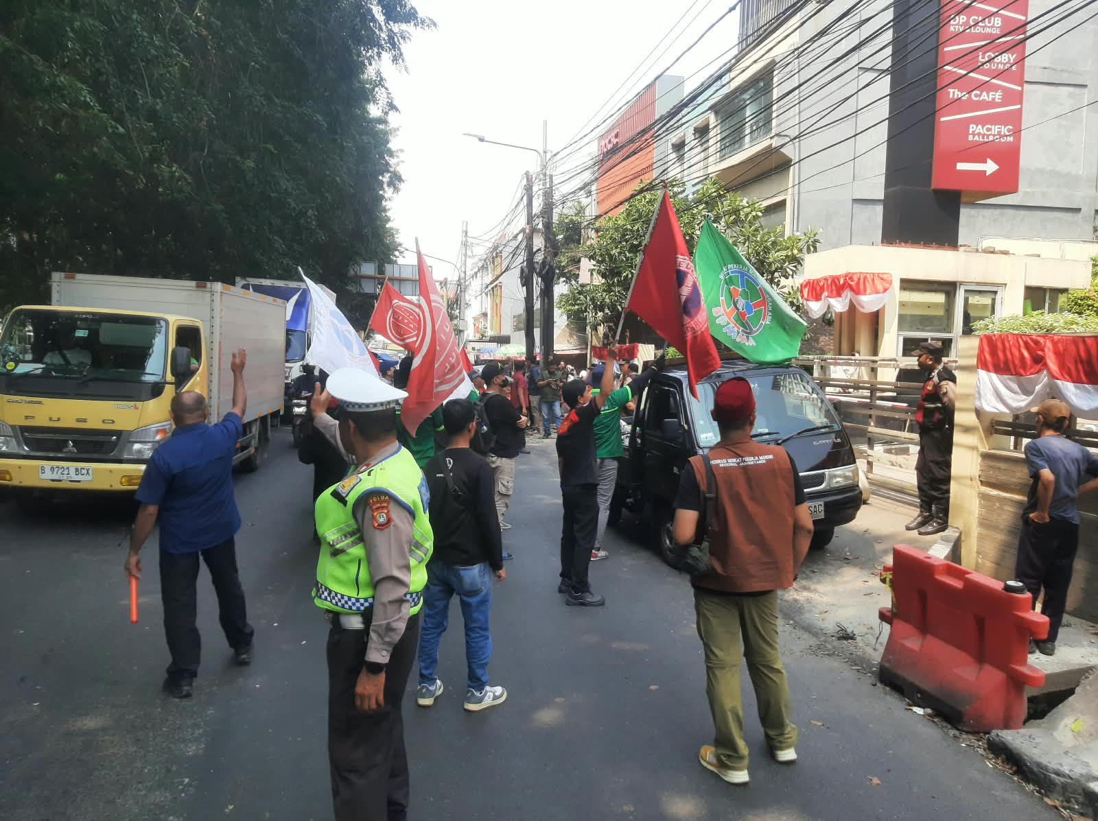Polisi Kawal Aksi Buruh di Hotel Grand Asia Penjaringan, Mediasi Berlangsung hingga Sore Hari