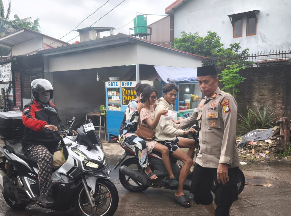 Jelang Berbuka, Polsek Bekasi Barat Sapa Warga Lewat Kegiatan Berbagi Takjil