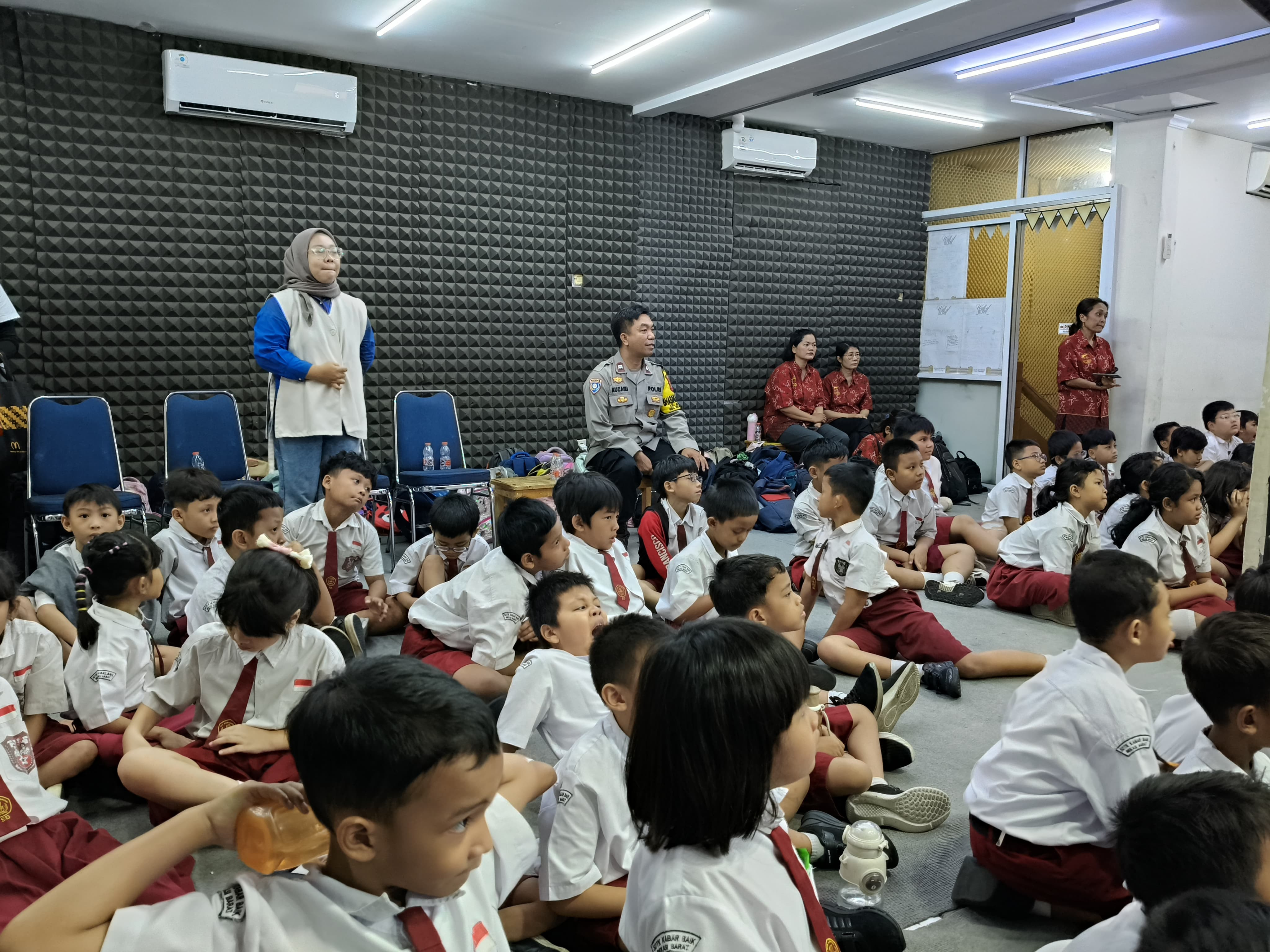 Tingkatkan Kesiapsiagaan Sekolah, Polsek Bekasi Barat Dampingi Edukasi Bencana BNPB