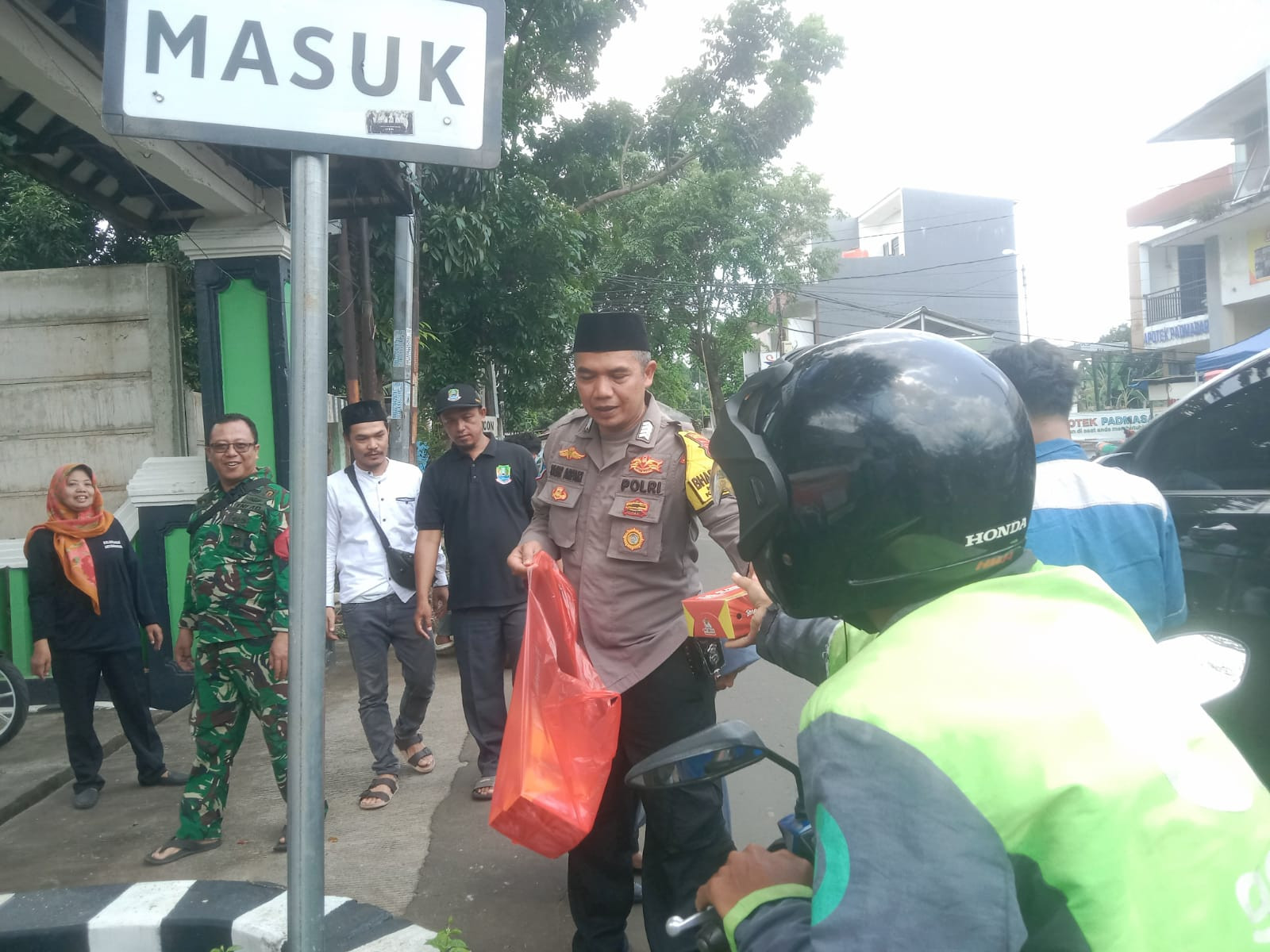 Jumat Berkah, Tiga Pilar Kelurahan Jatirangga Bagikan Nasi Kotak Untuk Warga