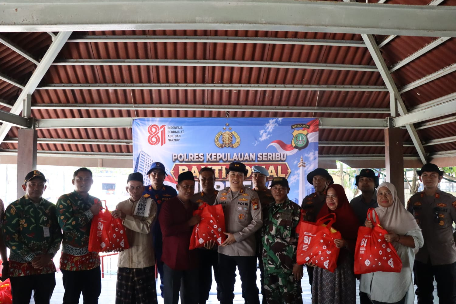 Polres Kepulauan Seribu Tanam 2.000 Mangrove dan Salurkan Bansos dalam Semangat HUT RI ke-81