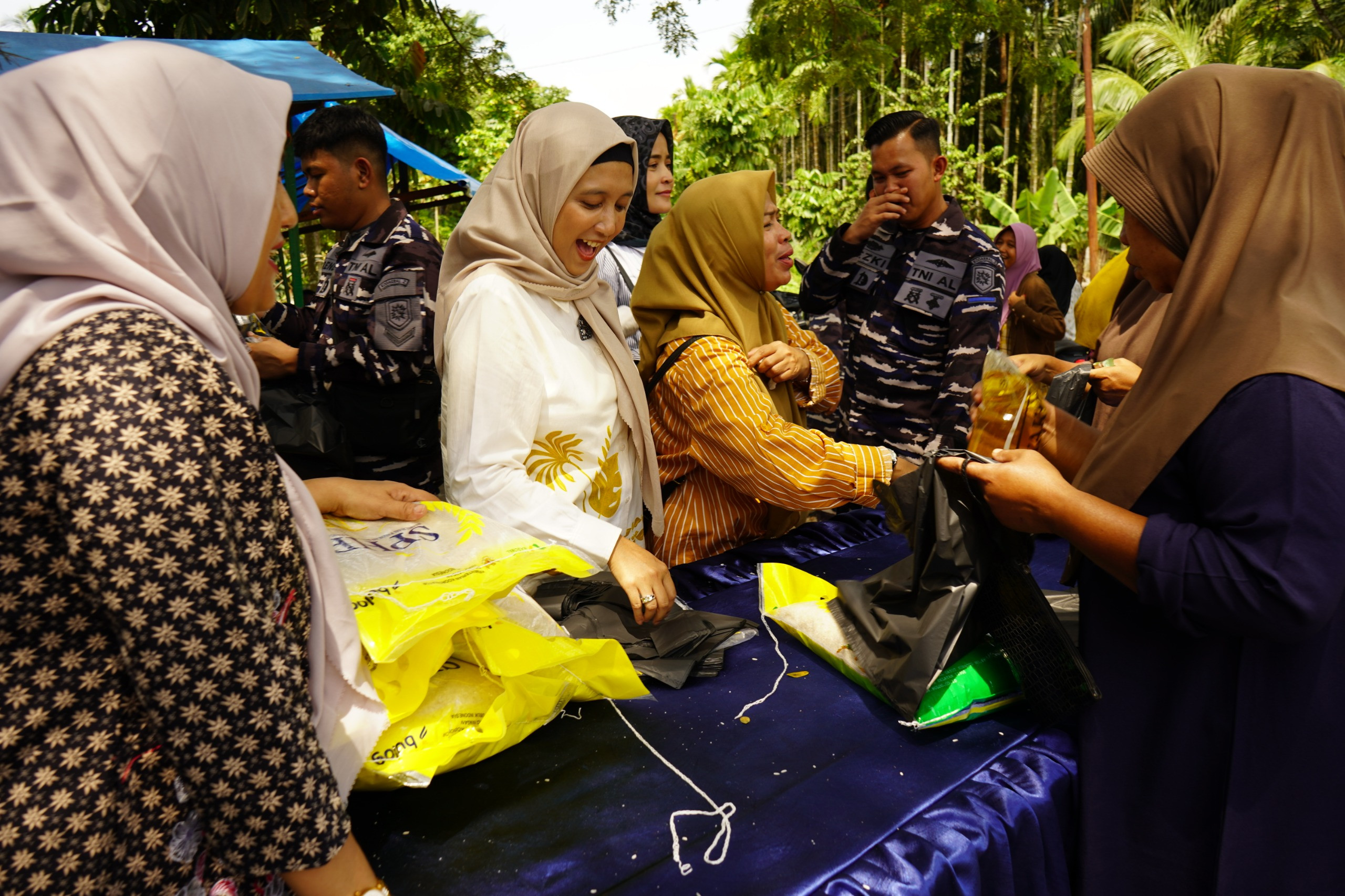 Hadiah HUT Ke-80 TNI AL Untuk Masyarakat Desa Mangku Jaya, Lanal Dumai Gelar Bazar Sembako Murah