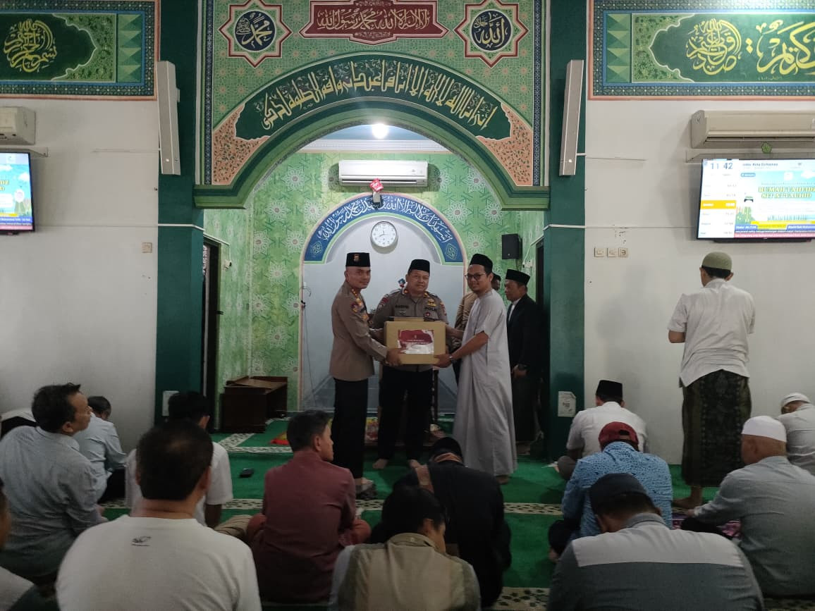 Kapolres Metro Bekasi Salurkan 25 Mushaf Al-Quran di Masjid Raya At-Tauhid