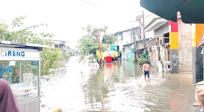 Banjir Masih Melanda Pengangsaan Dua dan Semper Barat, Akses Warga Terhambat