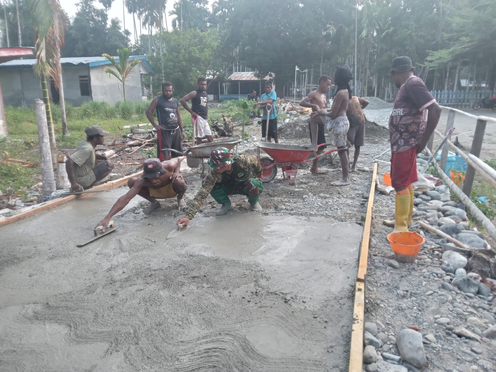 Semangat Kebersamaan, Satgas TMMD dan Masyarakat Bergotong Royong Membangun Jalan Kampung Yamboi