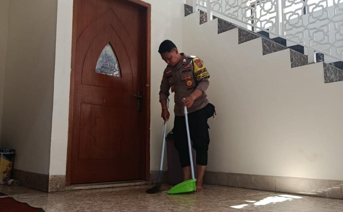 Sambut Ramadhan, Personel Polsek Medan Satria Gelar Aksi Bersih-bersih Masjid lewat Program '‘BANG JASRI’'