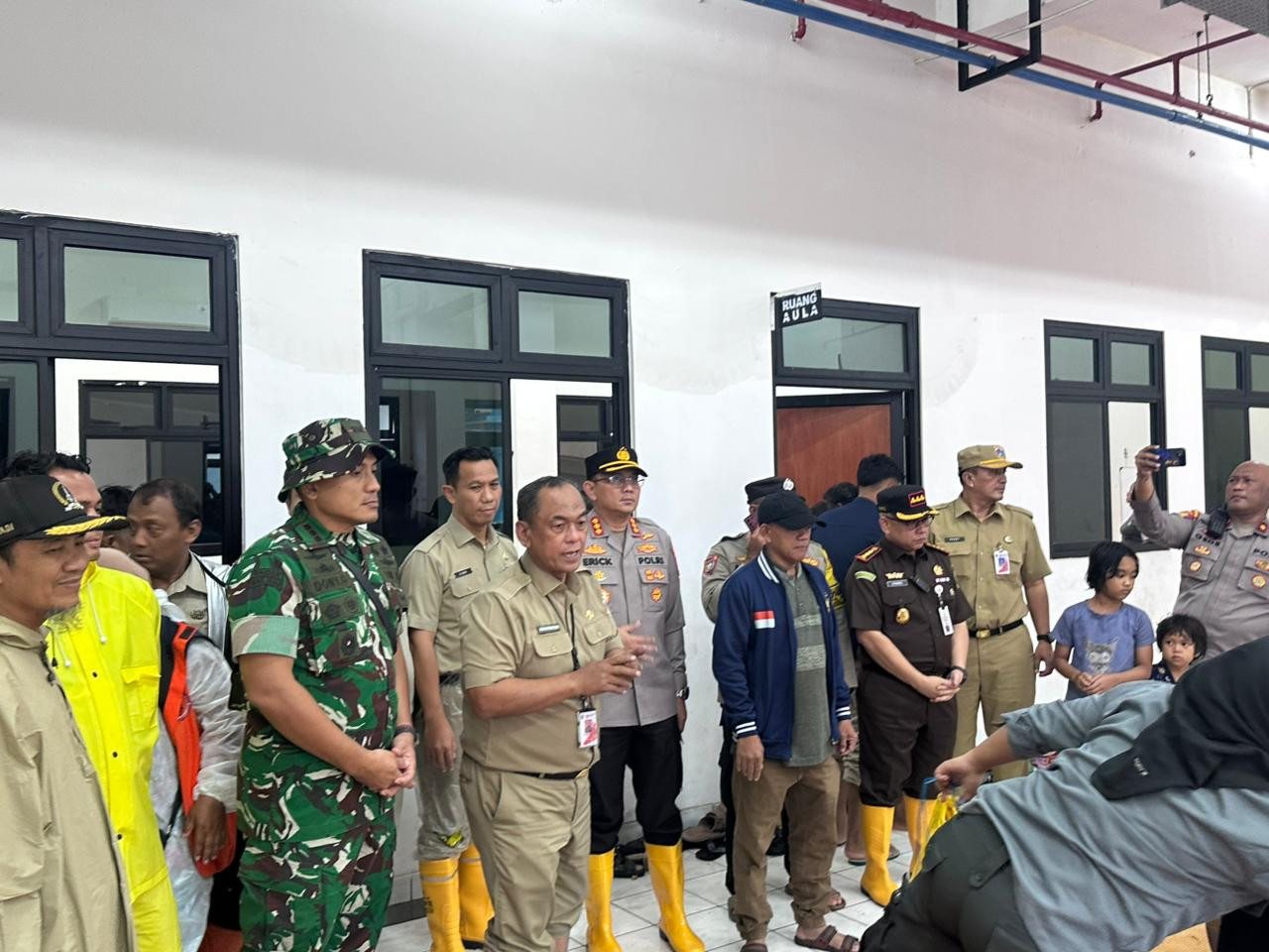 Kapolres Metro Jakarta Utara bersama Forkopimko Tinjau Pengungsi Banjir di Cilincing, Salurkan Ratusan Paket Bantuan