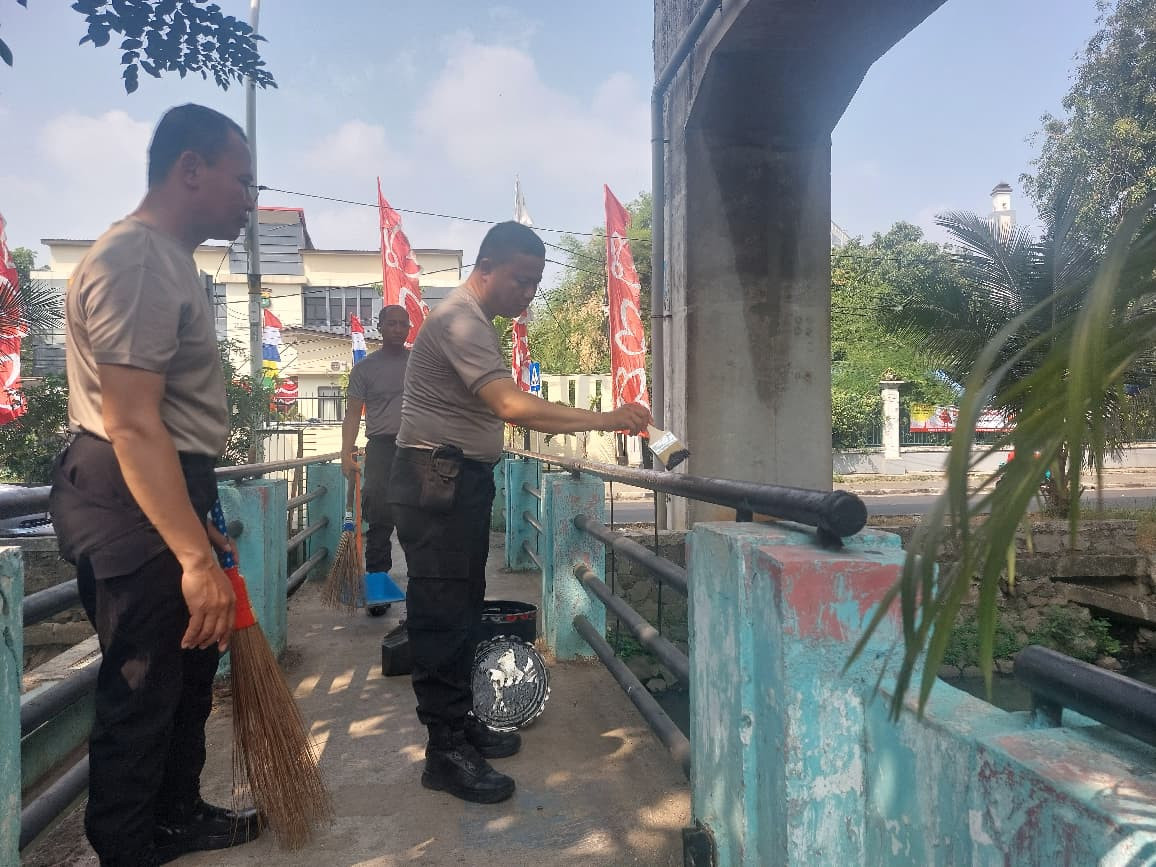 Sambut HUT Ke-81 RI, Polsek Kelapa Gading Gotong Royong Bersihkan Masjid dan Fasilitas Umum