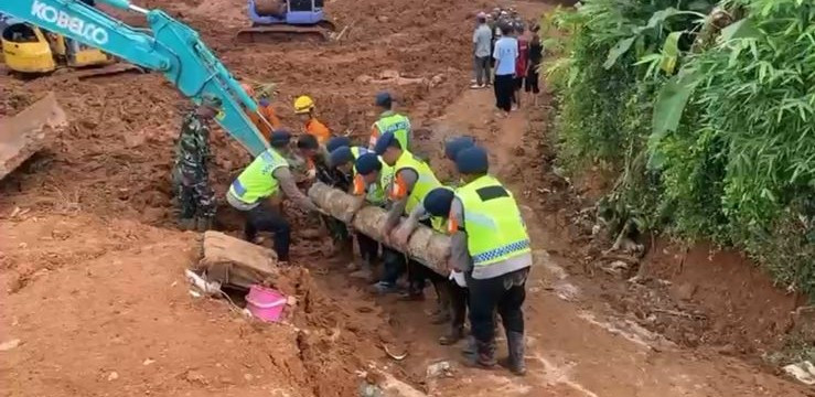 Satbrimob Polda Jateng Temukan Dua Korban Meninggal Dunia dalam Operasi SAR Longsor Majenang