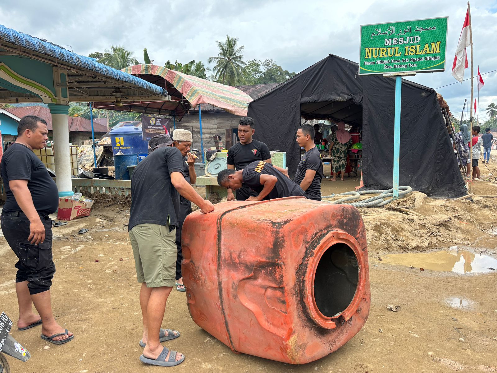 Dapur Umum dan Layanan Kesehatan Posko Brimob Polda Sumut Jadi Andalan Warga Terdampak Banjir di Batang Toru
