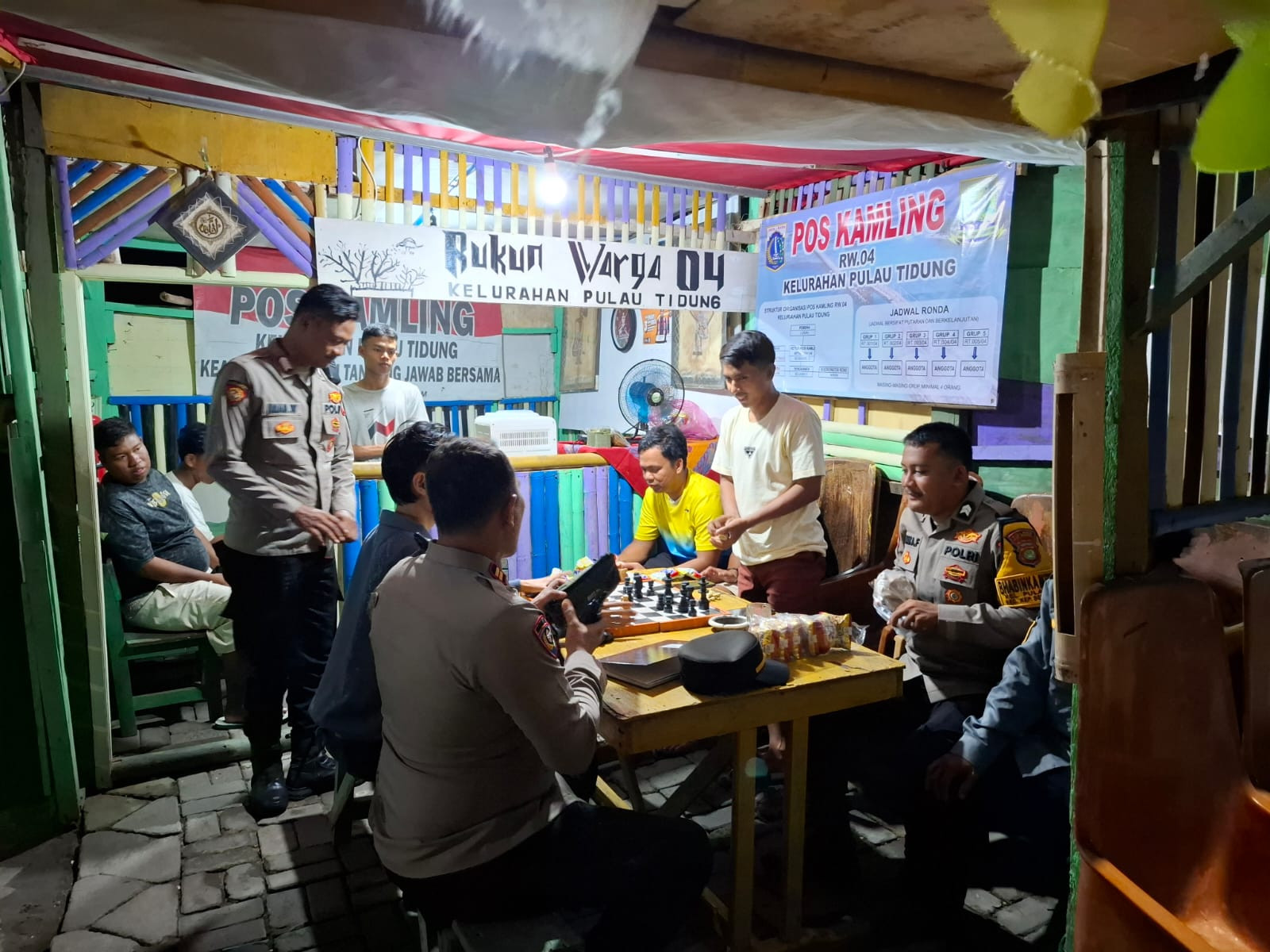 Tiga Pilar Kepulauan Seribu Selatan Pantau dan Bina Pos Kamling, Wujudkan Lingkungan Aman dan Kondusif