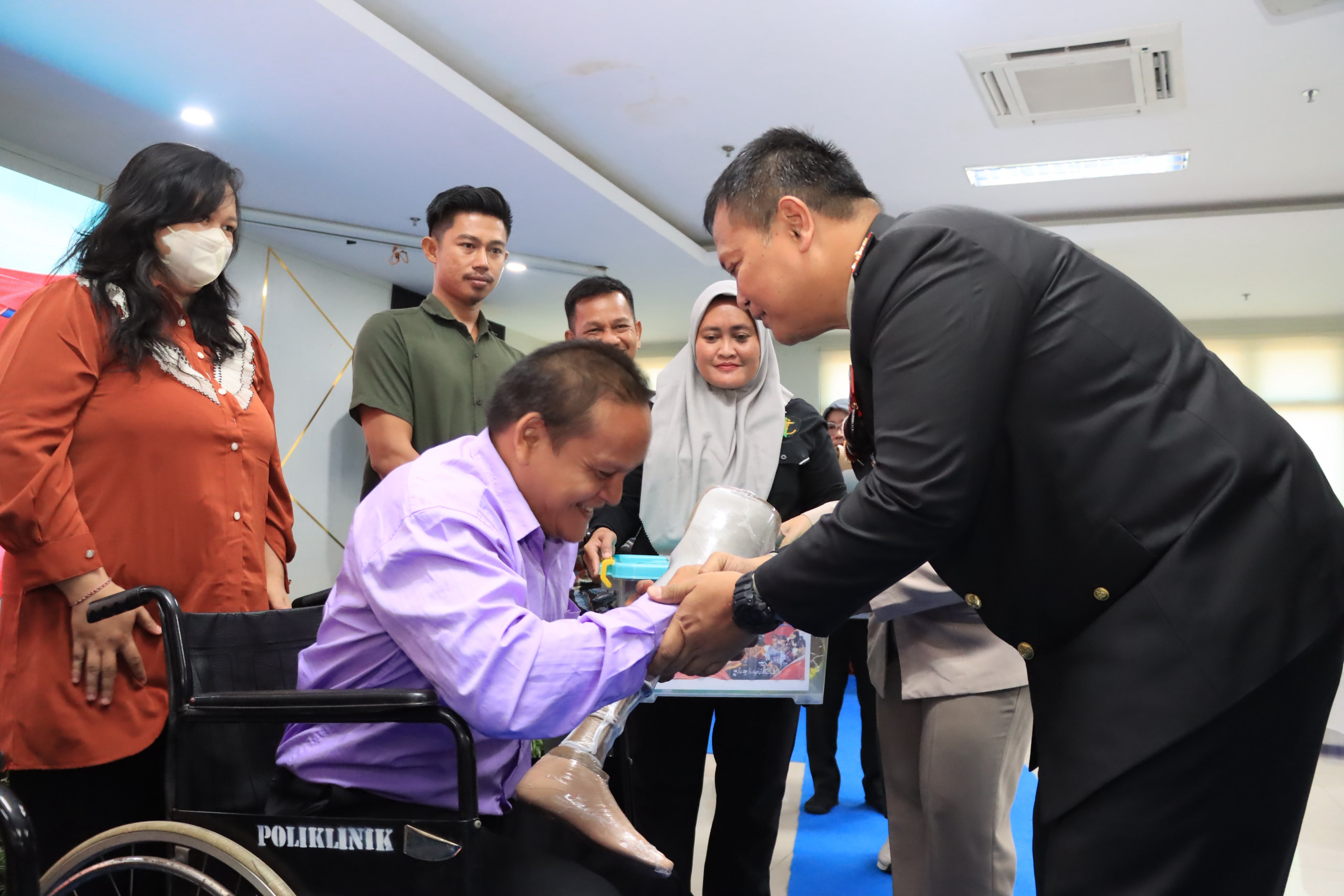 Sentuhan Humanis Hari Bhayangkara ke-80, Kapolres Metro Bekasi Kota Serahkan Bantuan Kaki Palsu