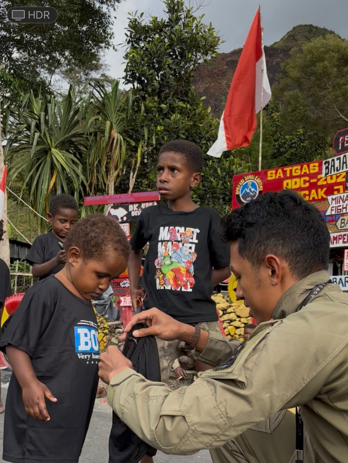 Personel Satgas Ops Damai Cartenz Sambangi Anak-anak di Pos Satgas Tindak Kulirik